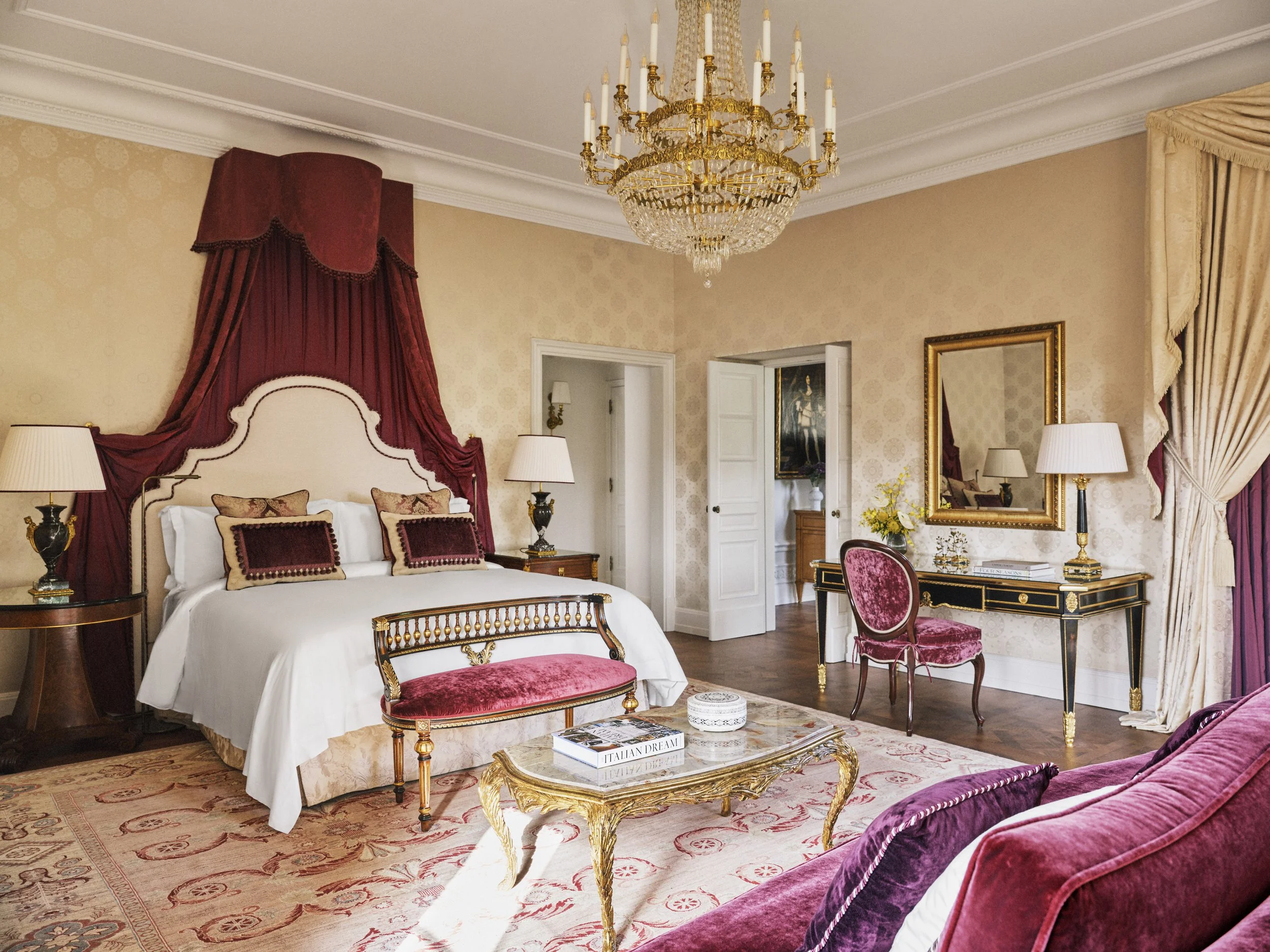 Four-Seasons-Firenze-Presidential-Suite-de-Medici-Bedroom.jpg