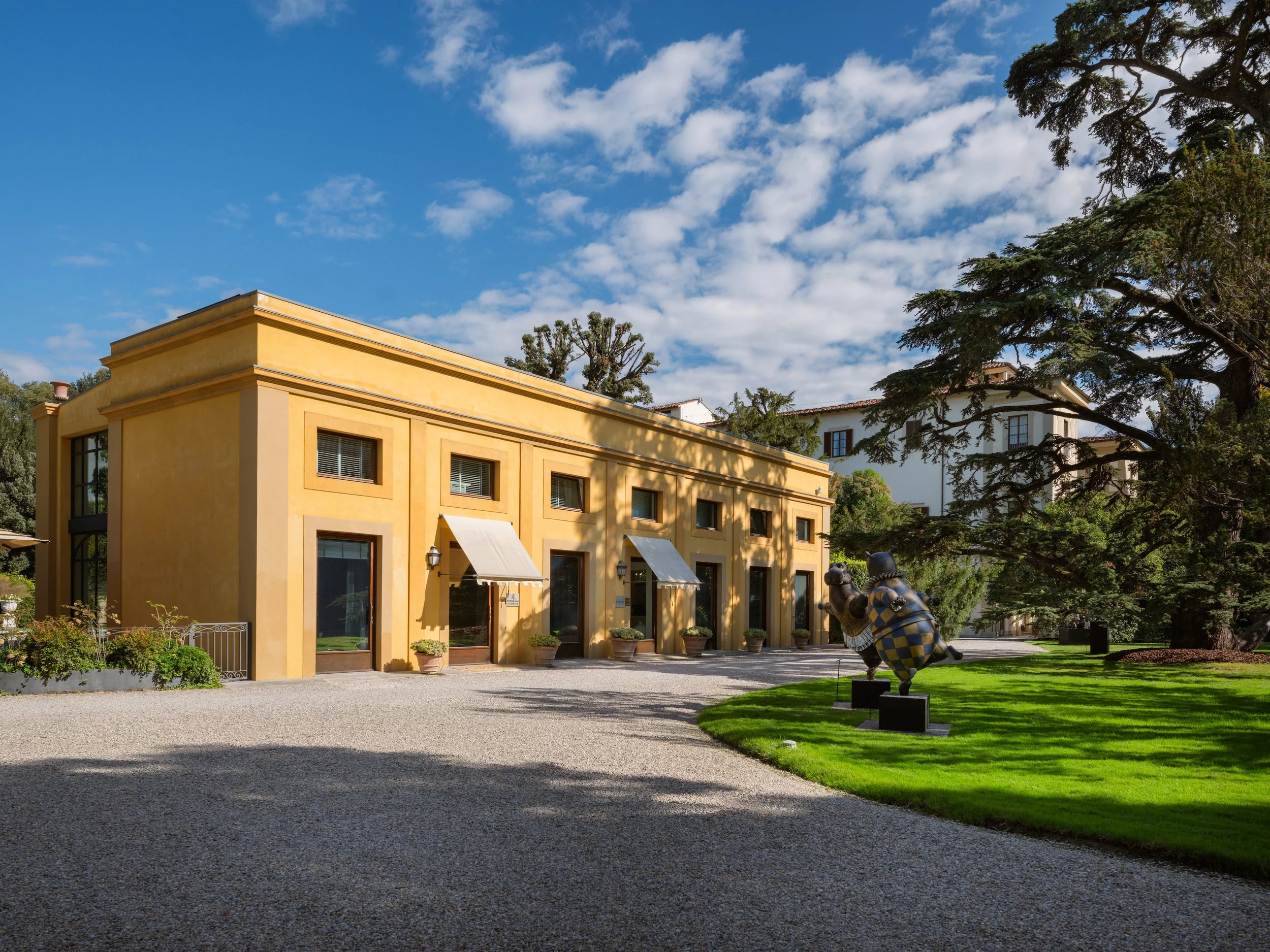 Four-Seasons-Firenze-Spa-Building-and-Garden-Path.jpg