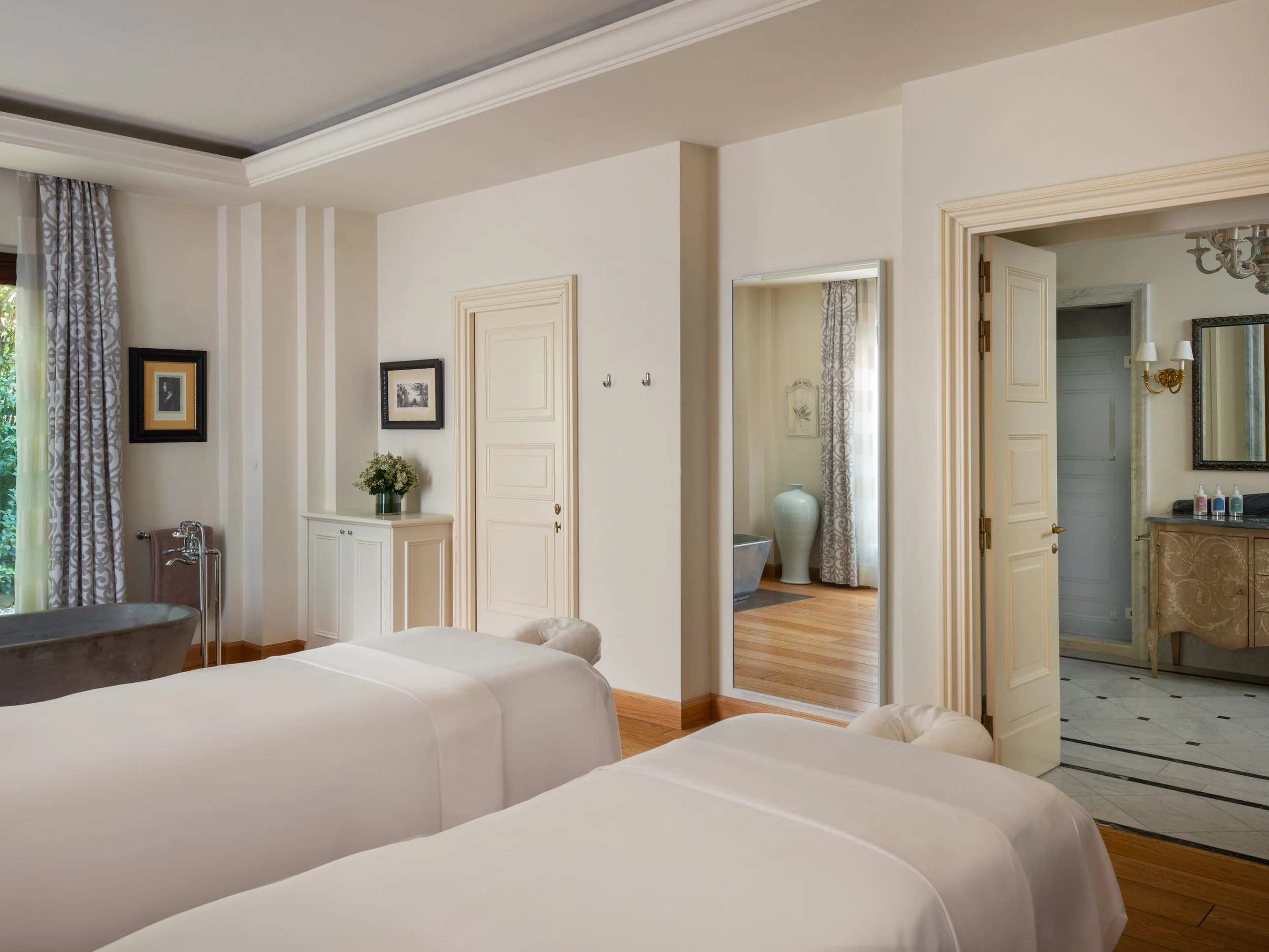 Four-Seasons-Firenze-Spa-Suite-Treatment-Beds.jpg