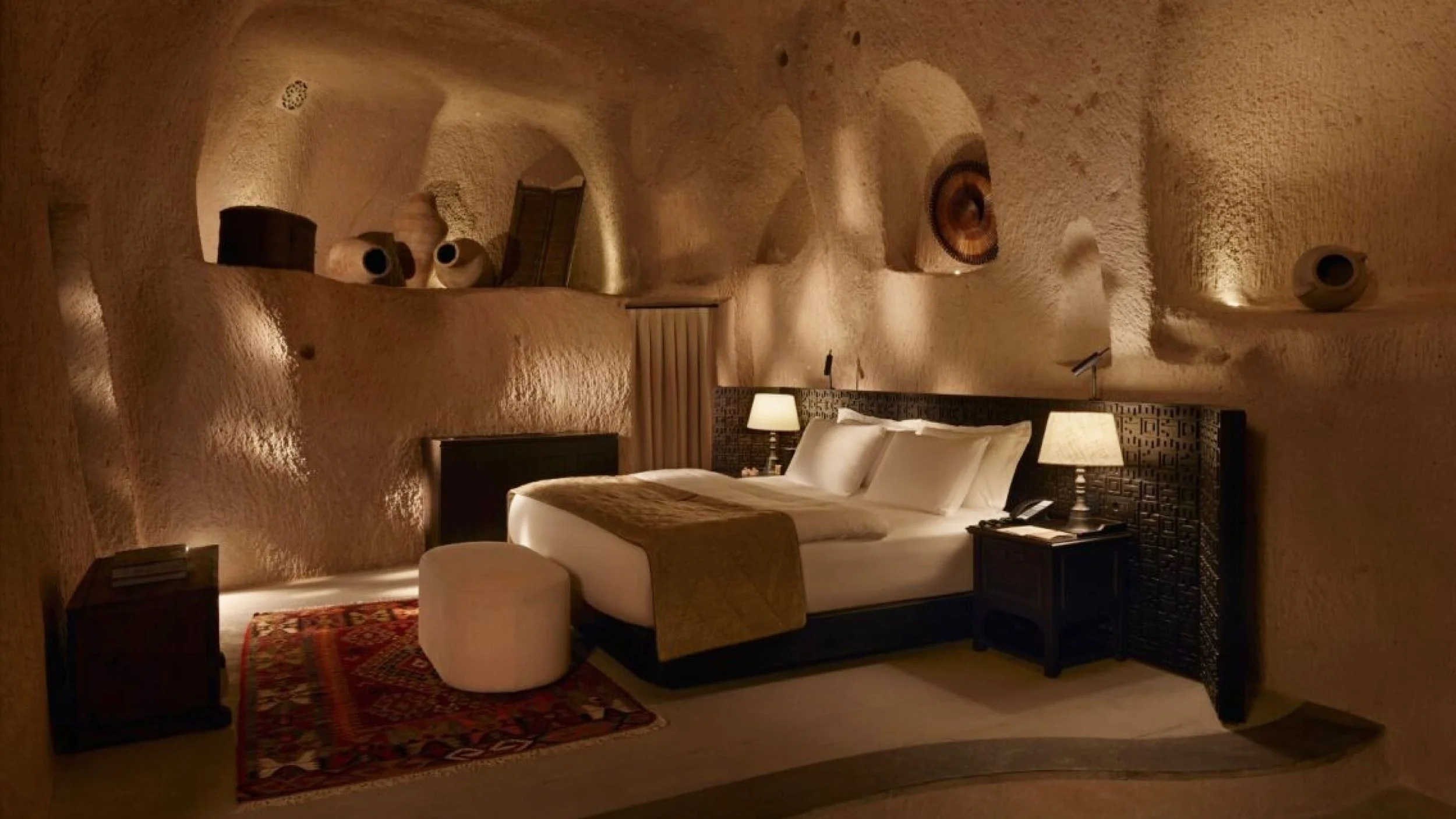 04-Cave-Splendid-Suite-Bedroom.jpg
