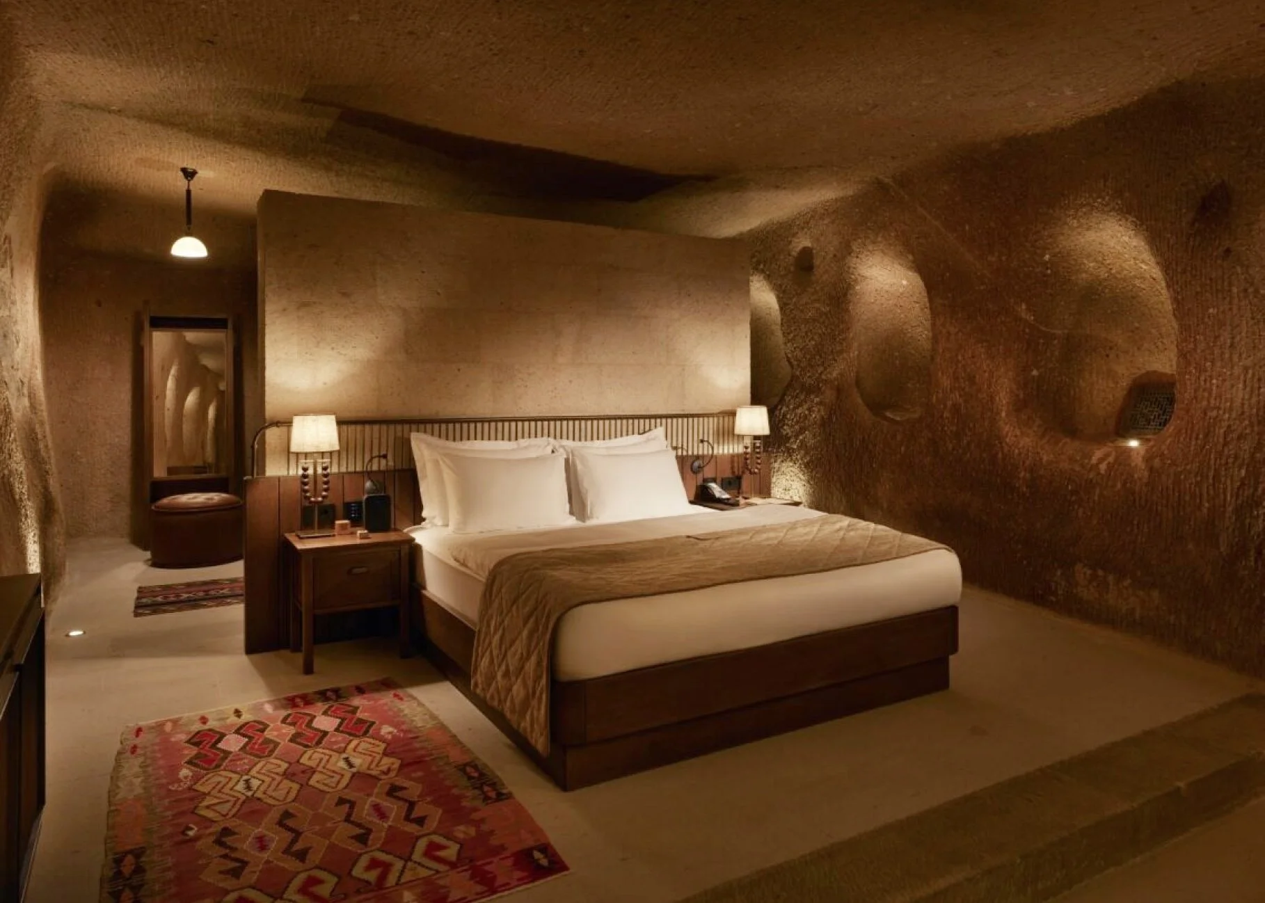 04-Grand-Cave-Splendid-Suite-Bedroom.jpg