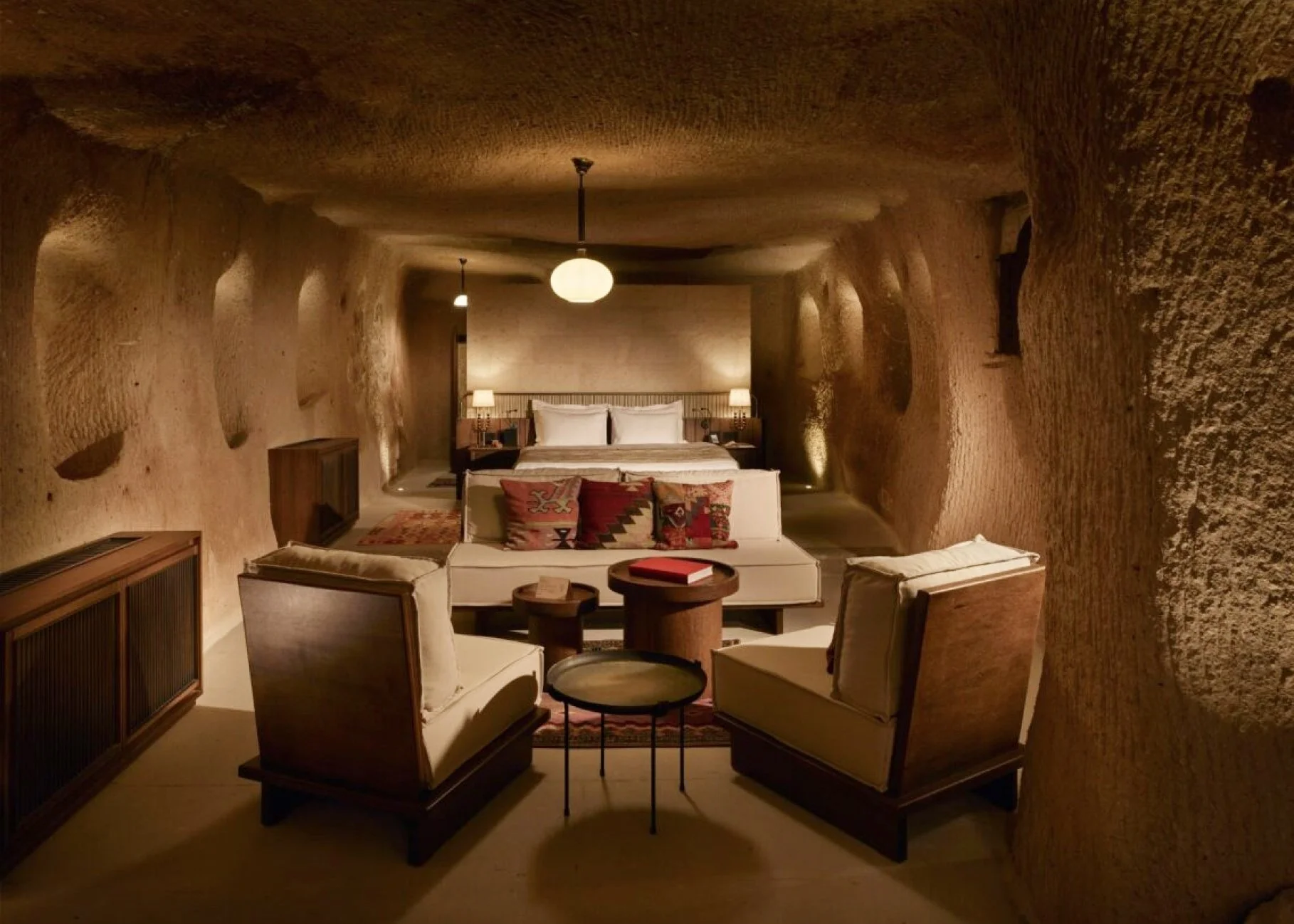 04-Grand-Cave-Splendid-Suite-Living-Area.jpg
