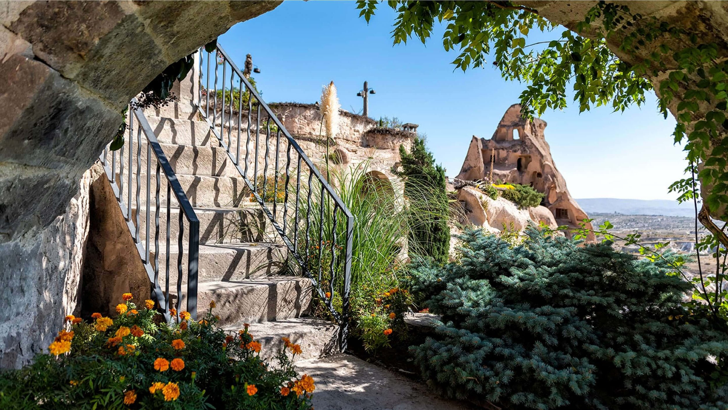 10-Exterior-Stairs-and-Garden-Route.jpg