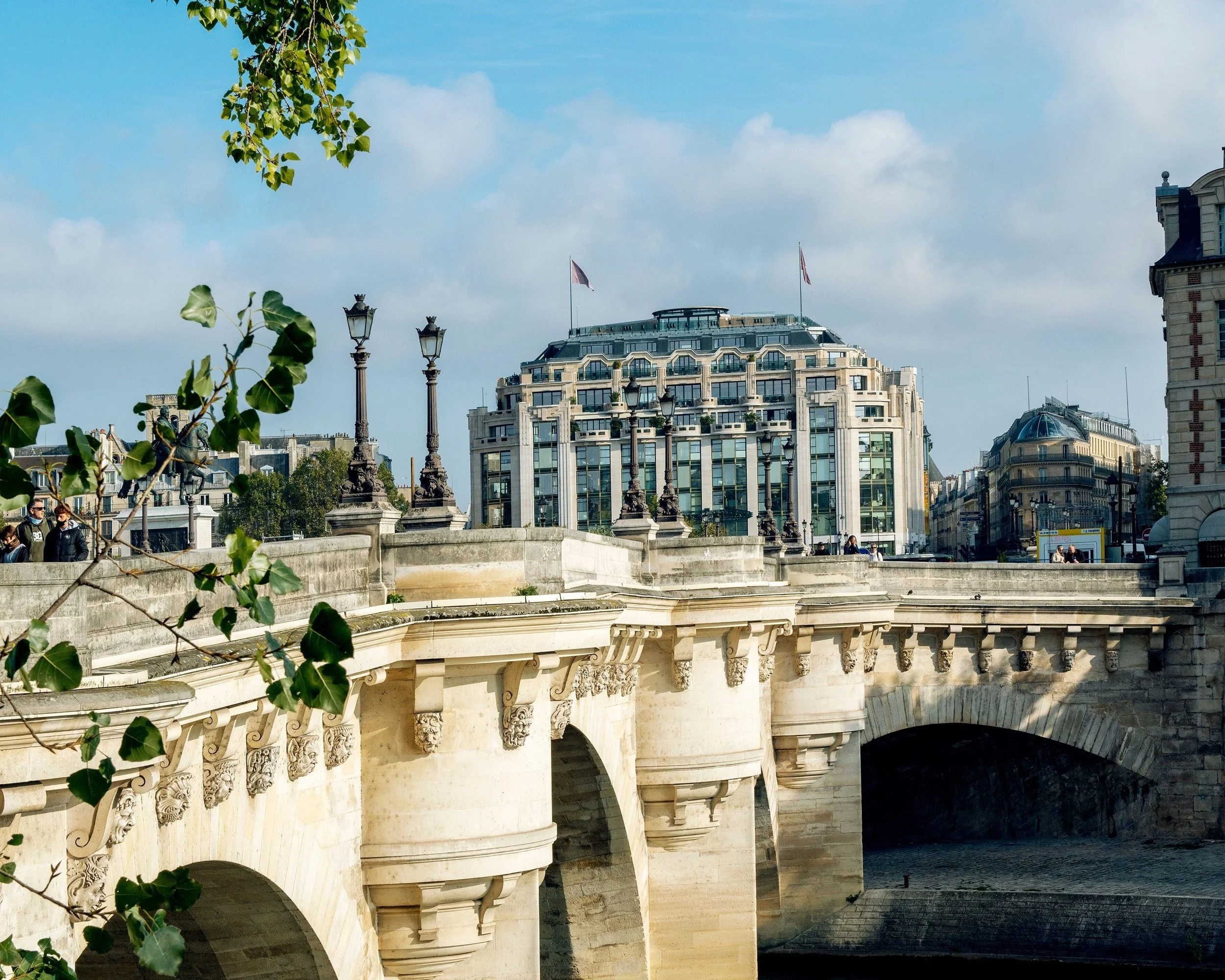 14-Hotel-and-Pont-Neuf-Setting.jpg