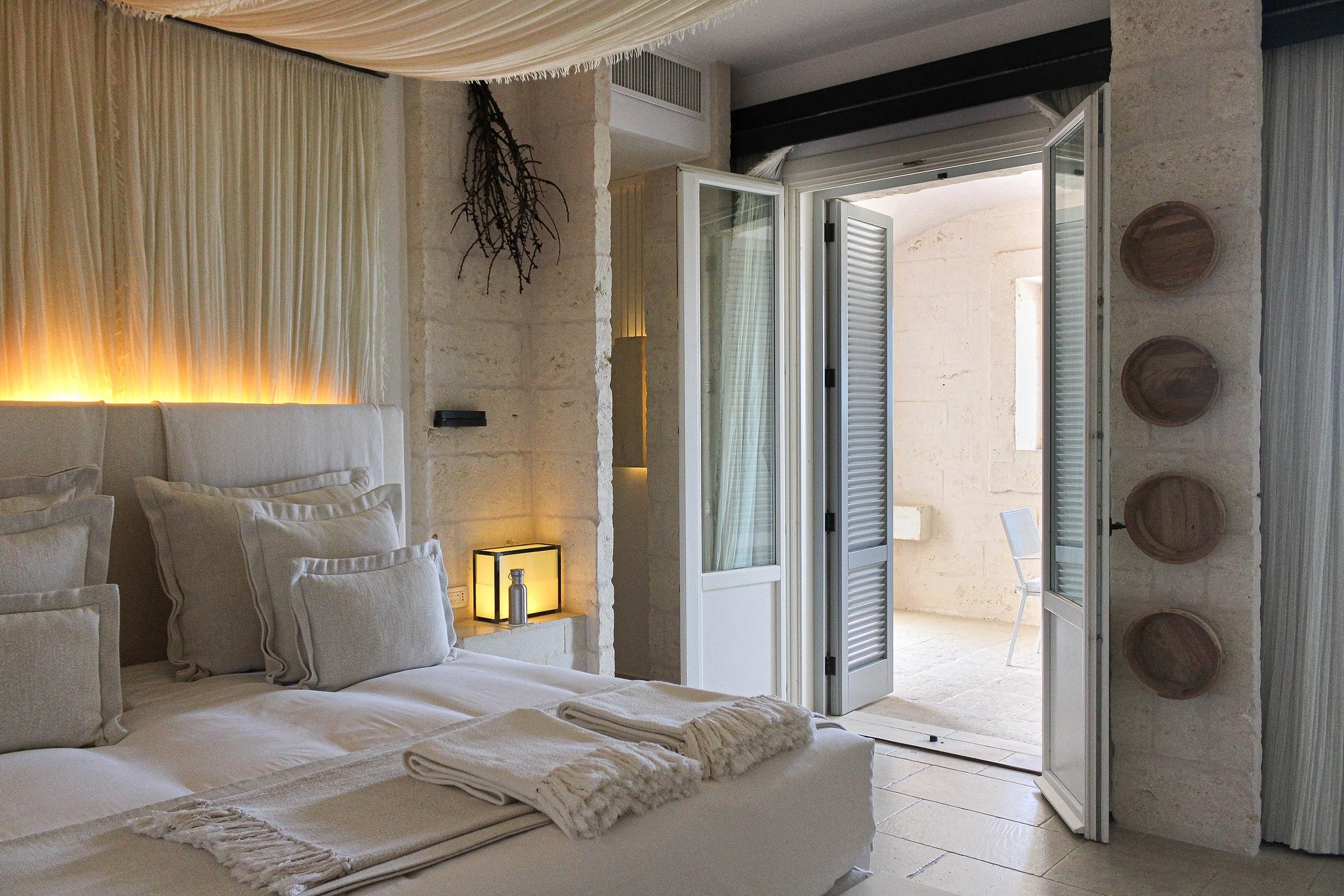 04-Borgo-Egnazia-La-Corte-Meravigliosa-Bedroom-and-Terrace.jpg