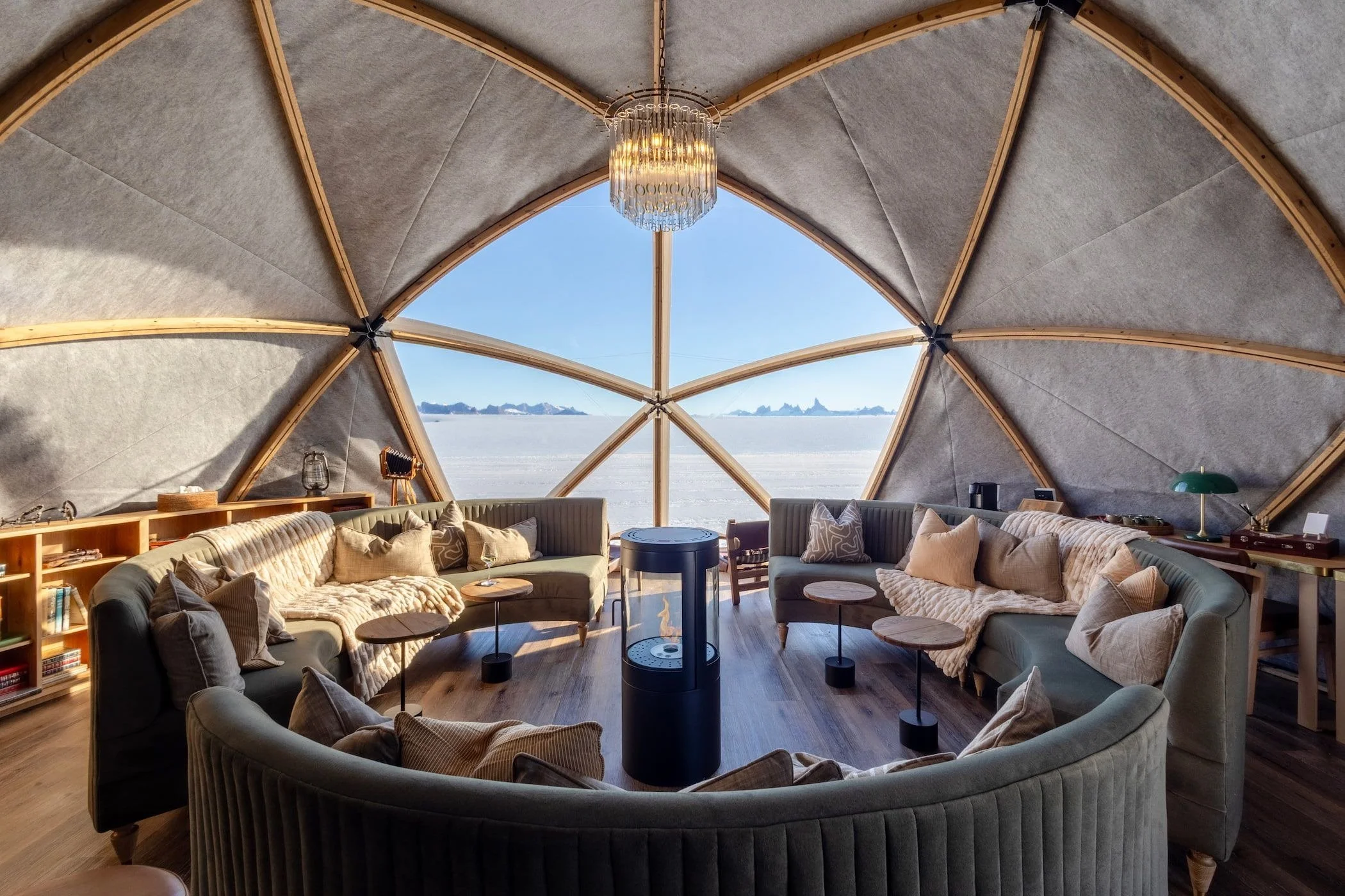 03-White-Desert-Explorer-Communal-Lounge.jpg