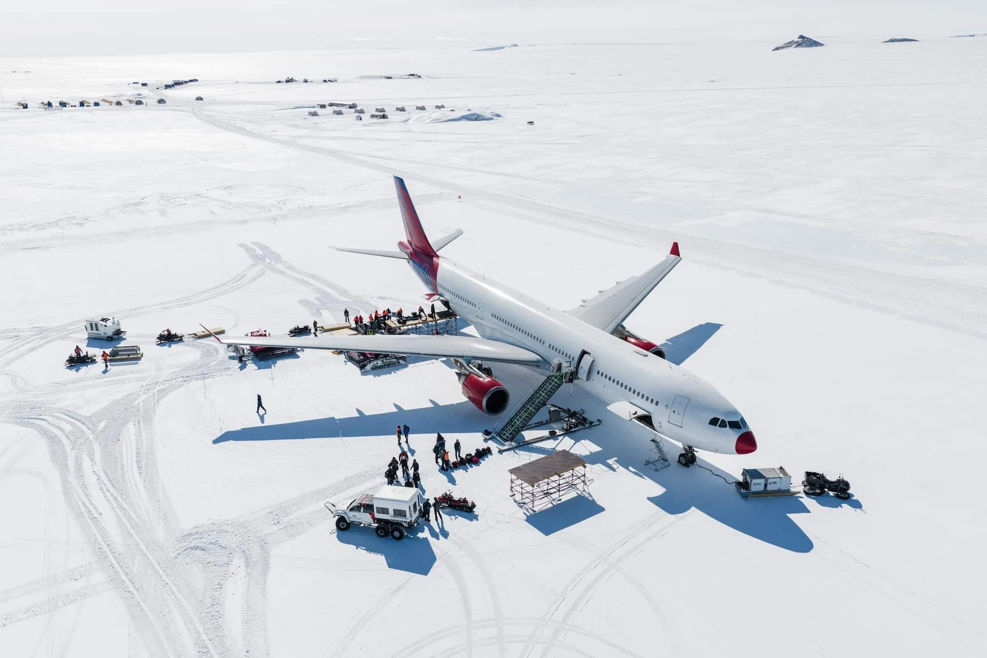 13-White-Desert-Airbus-and-Ground-Transfer-Vehicles.jpg