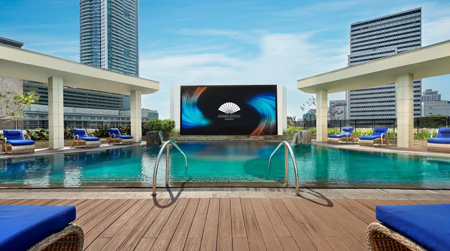 mandarin-oriental-jakarta-pool.jpg