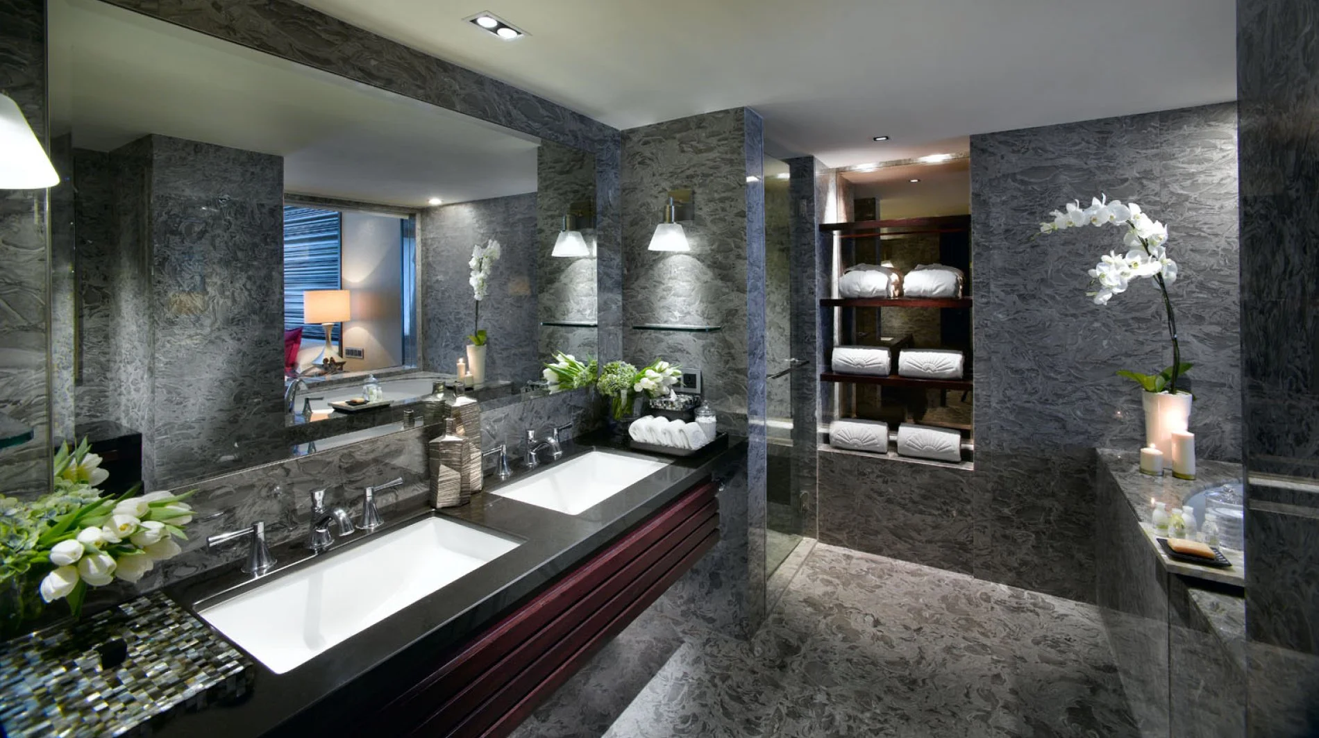 mandarin-oriental-jakarta-deluxe-room-bathroom.jpg