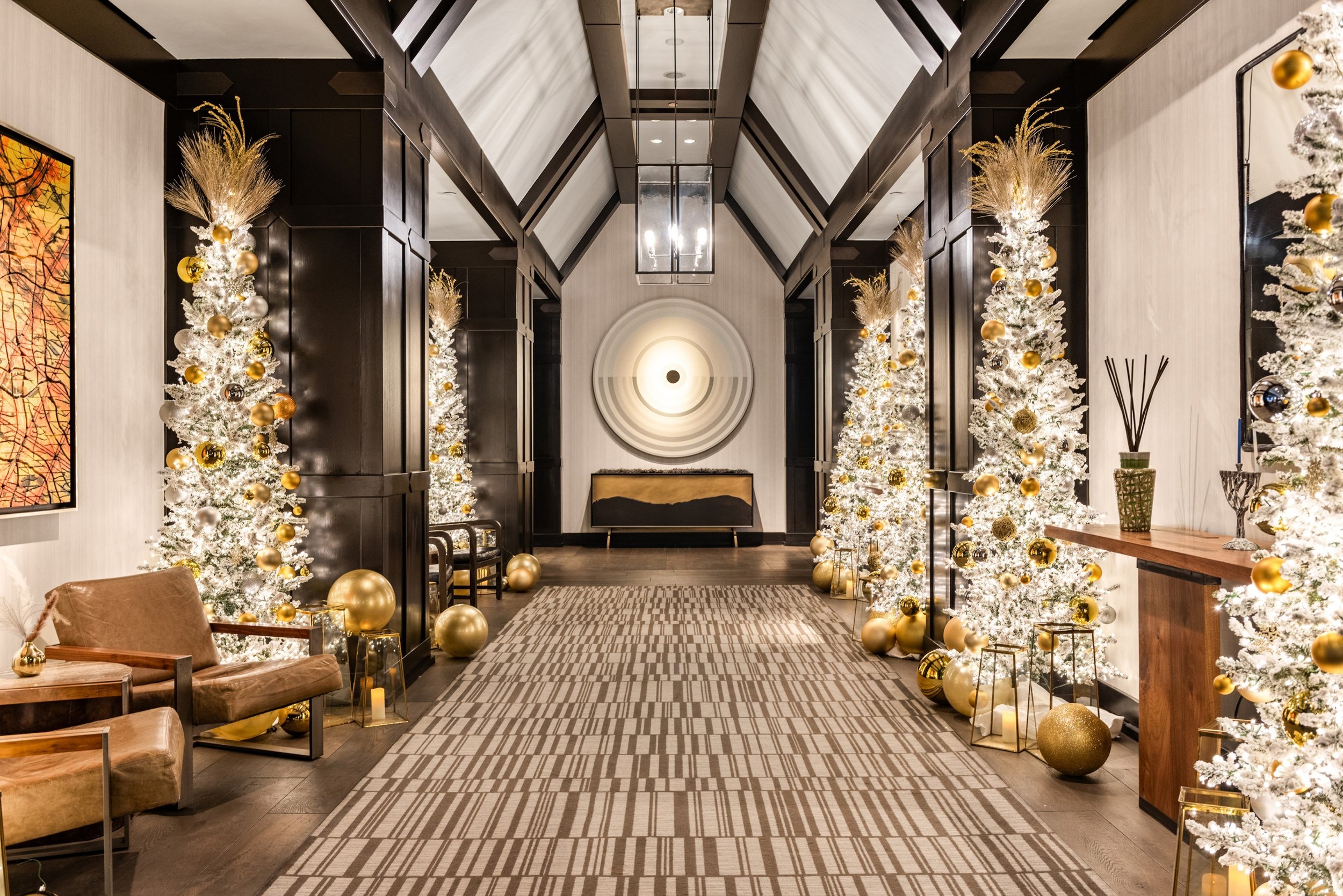 02-Four-Seasons-Vail-Hotel-Lobby-in-the-Festive-Season.jpg