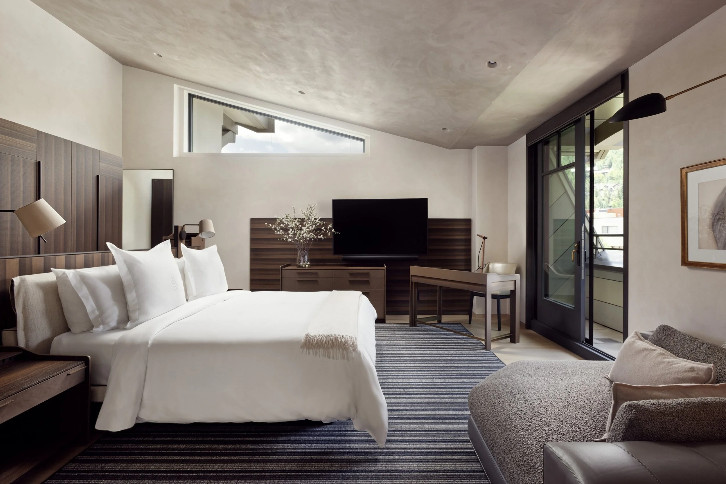 04-Four-Seasons-Vail-Windows-Six-Bedroom-Residence-Bedroom.jpg