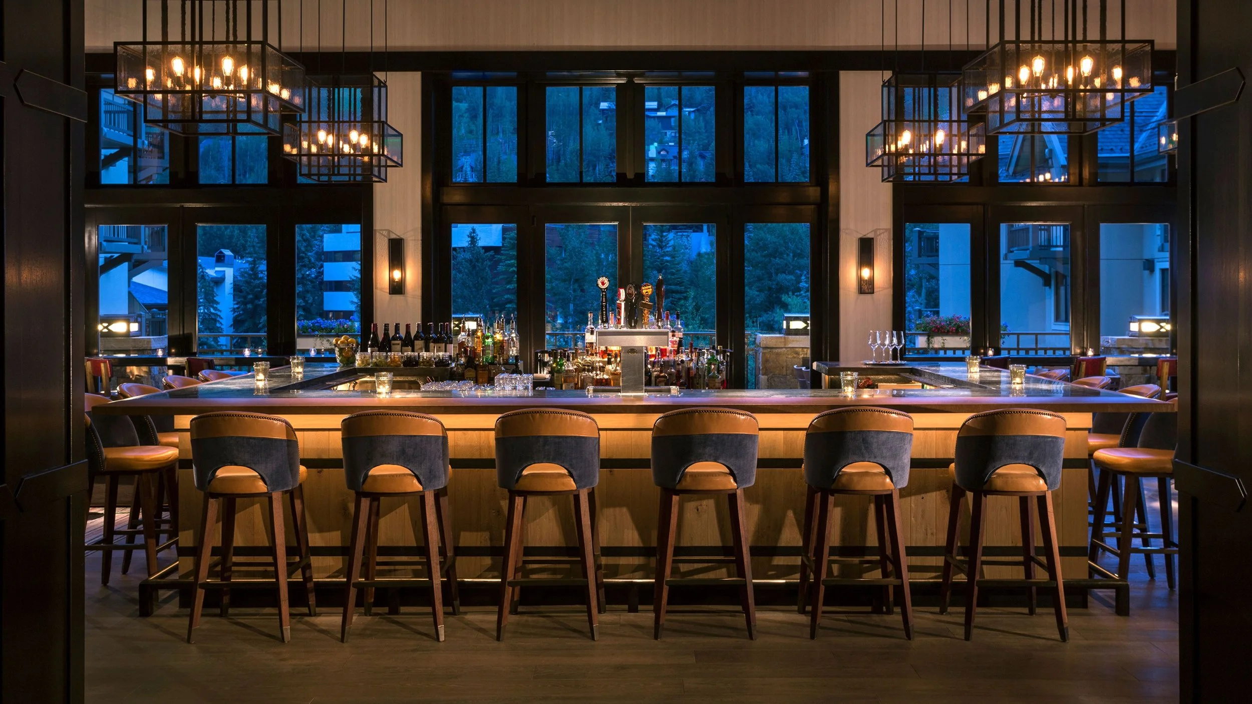 05-Four-Seasons-Vail-The-Remedy-Bar-at-Dusk.jpg