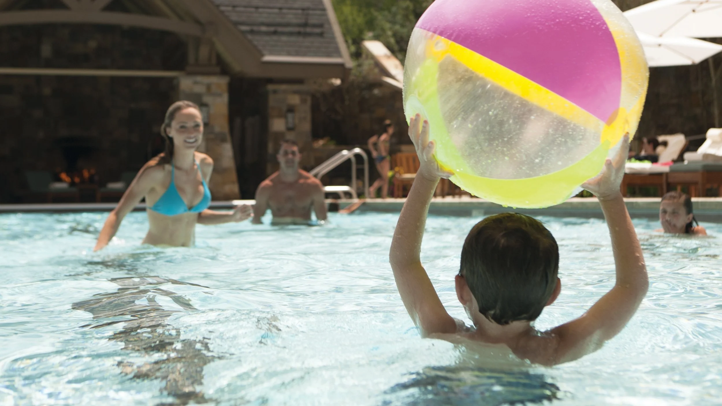 08-Four-Seasons-Vail-Children-Playing-in-the-Resort-Pool.jpg