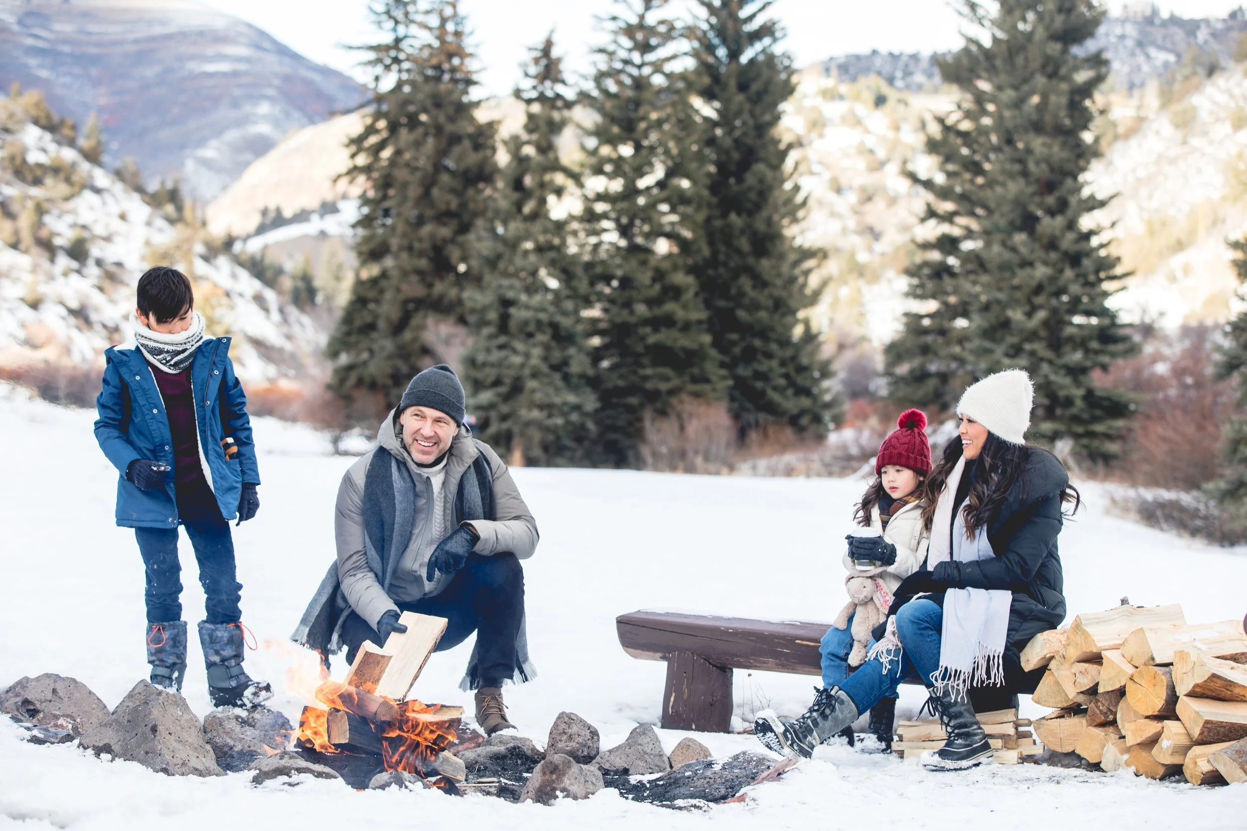 08-Four-Seasons-Vail-Family-Campfire-in-the-Snow.jpg