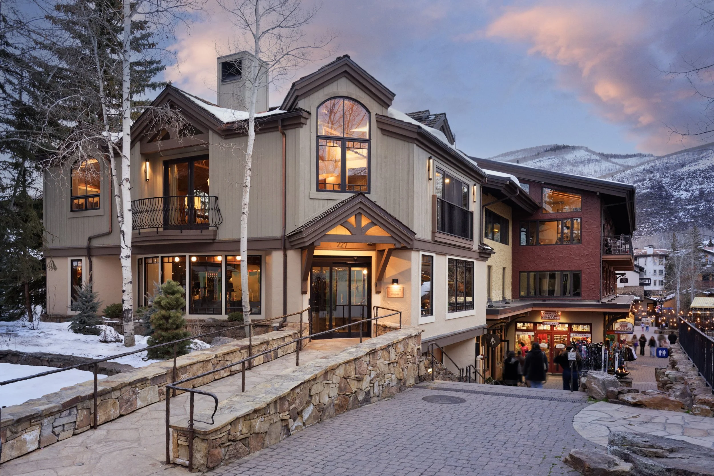 13-Four-Seasons-Vail-The-Chalet-Arrival-Exterior.jpg