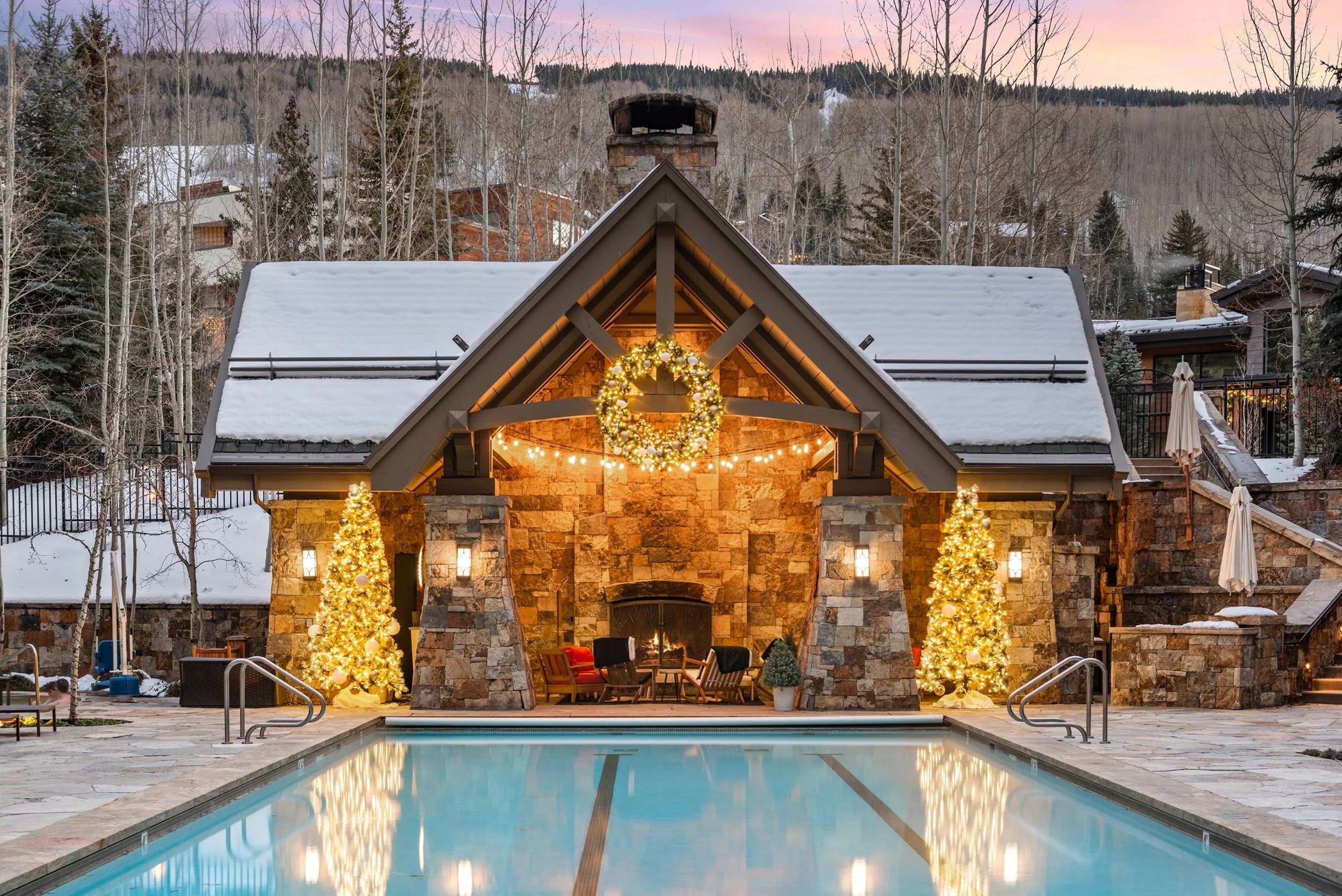 14-Four-Seasons-Vail-Pool-Courtyard-Cabin-in-Festive-Light.jpg