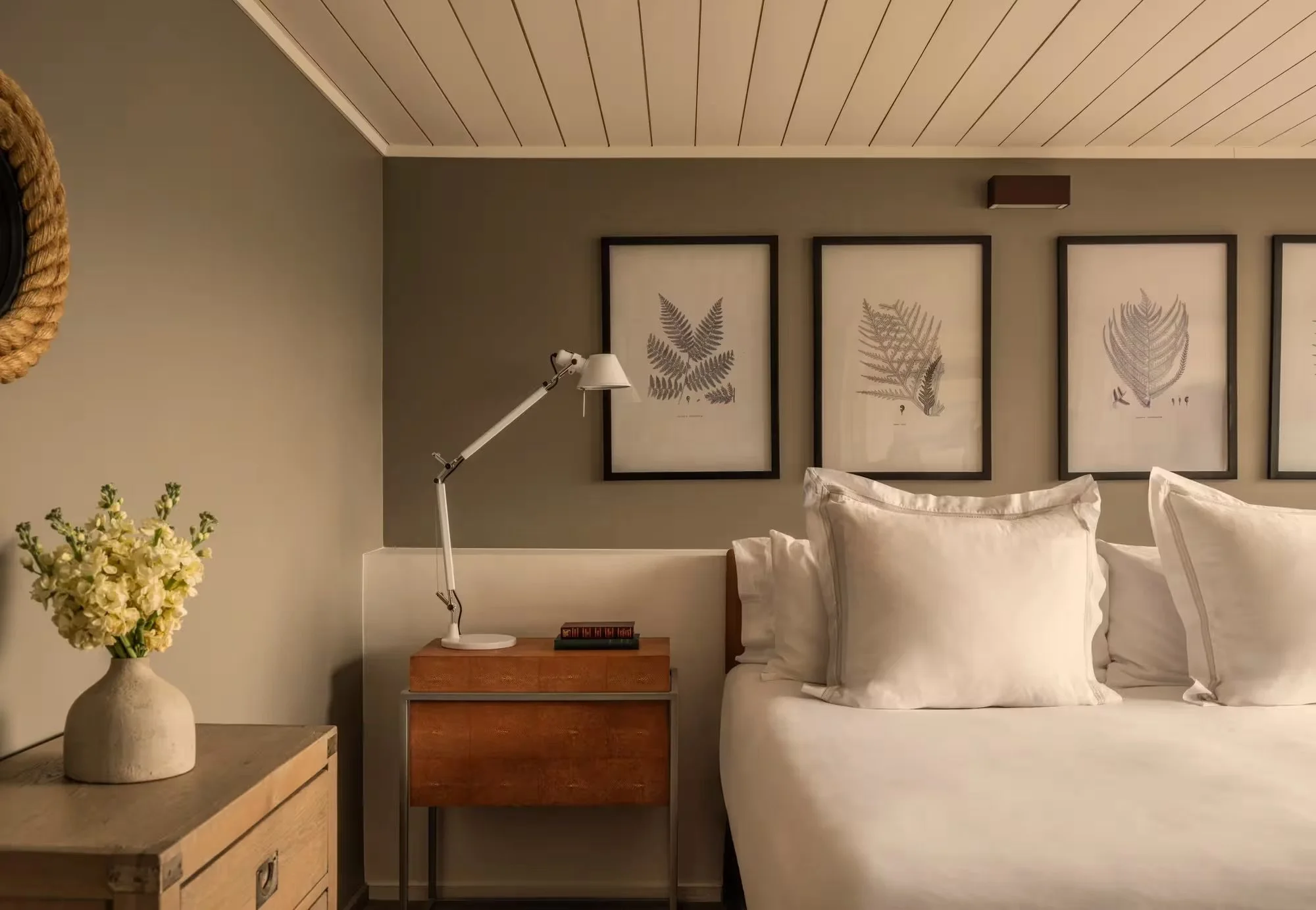 RWNMK_Rooms_Lake-View-Suite_Outlying_Bedroom-1.jpeg