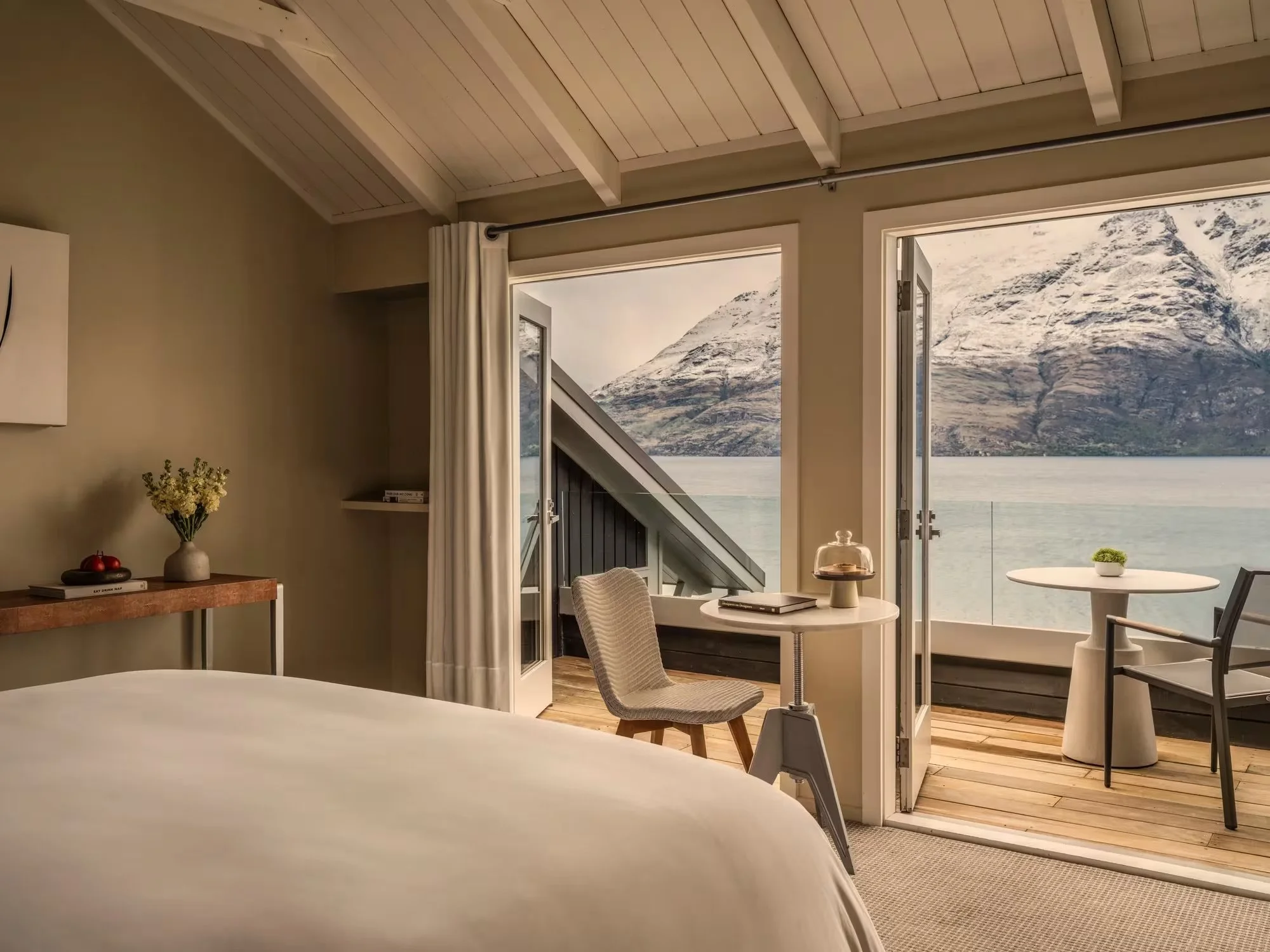 RWNMK_Rooms_Lake-View-Deluxe-Room-1.jpeg
