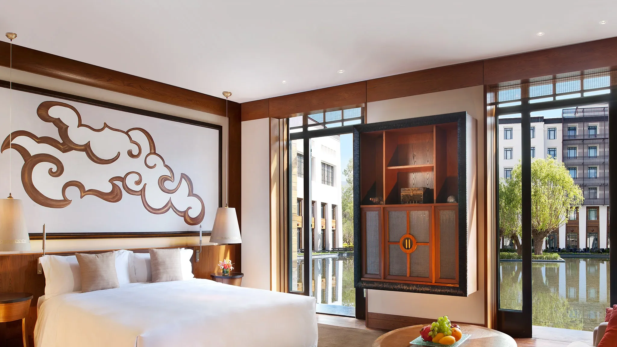 Bedroom1-StRegisLhasa-Tibet-CRHotel.jpg.webp