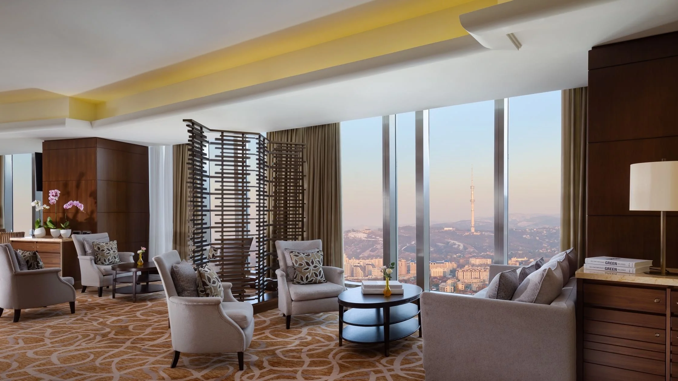RC_ALARZ_Club_Lounge_2.jpg
