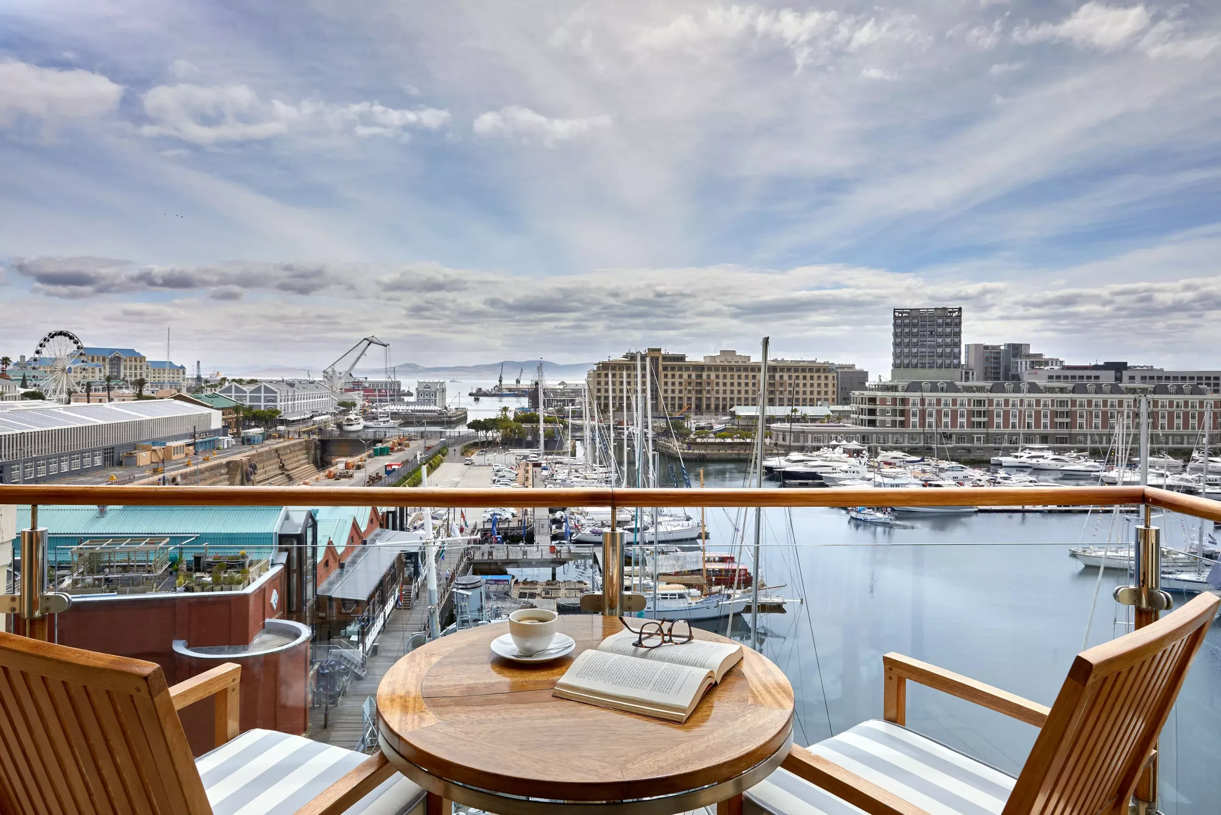 OO_CapeTown_Accommodation_MarinaHarbour_View_420-003.webp