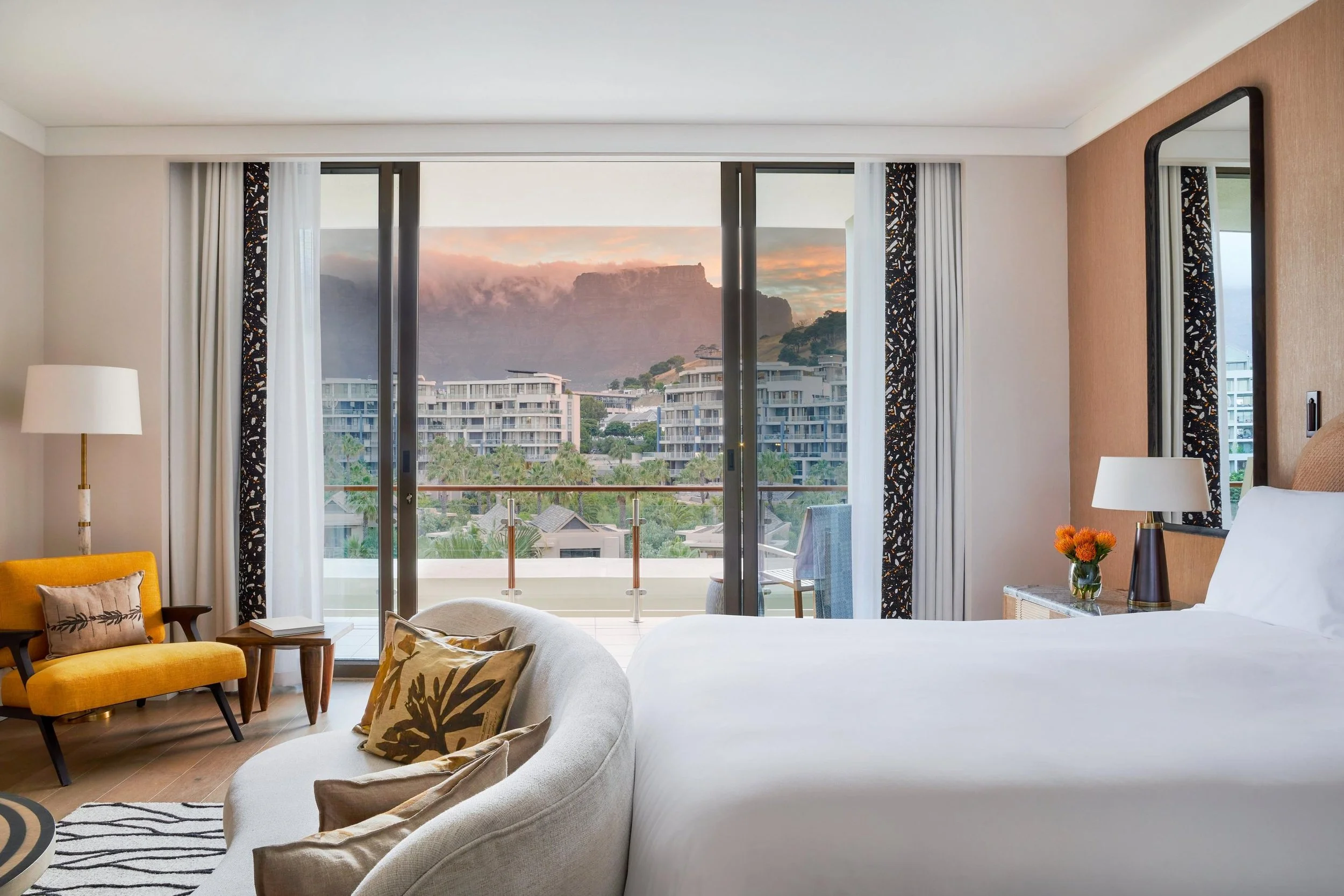 OO_CapeTown_Accommodation_MarinaMountainKing_Bedroom_Wide_MountainView_212-072.jpeg