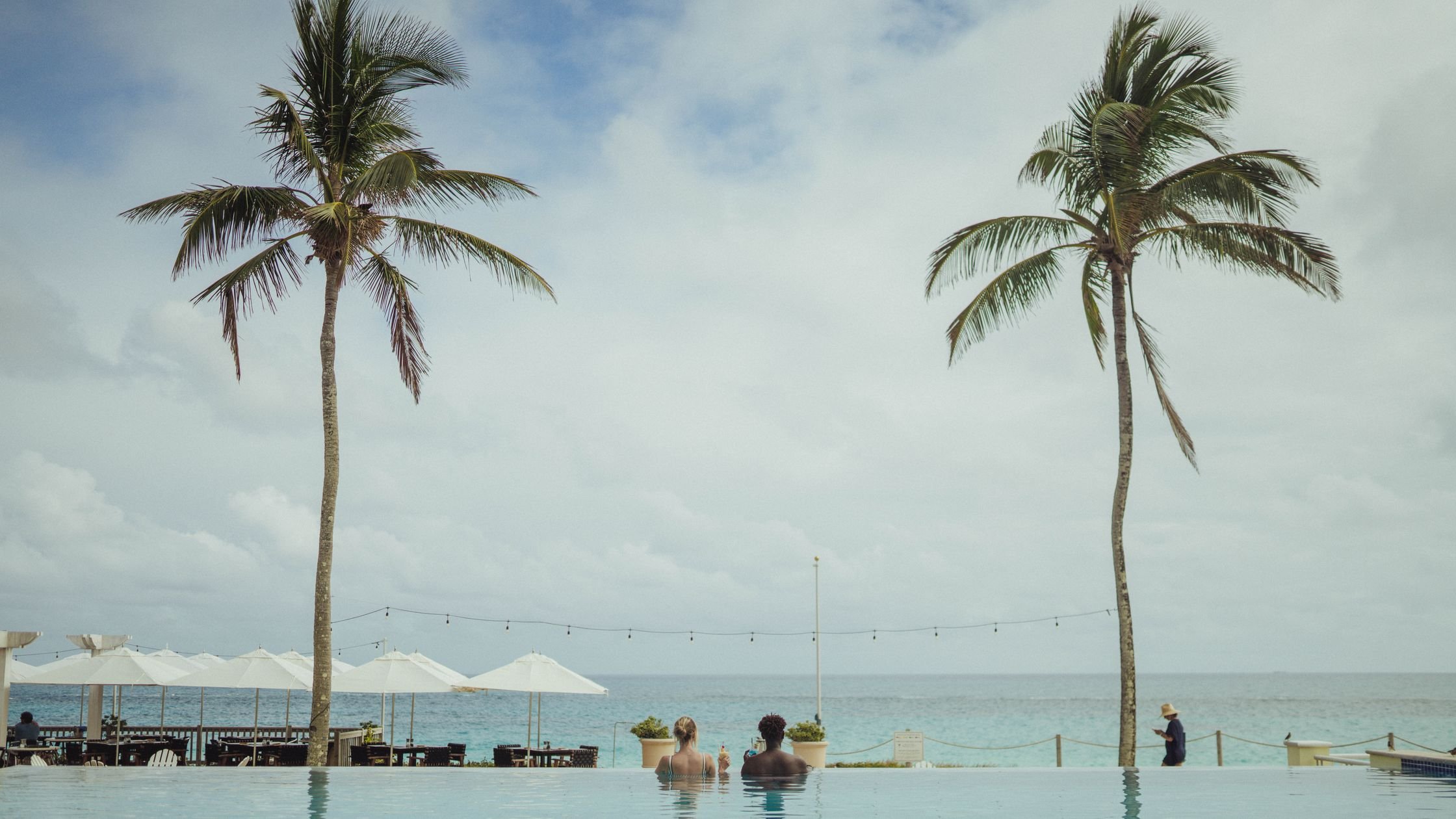 RWBER_Experiences_BeachClub_HorizonPoolDrinks.jpg