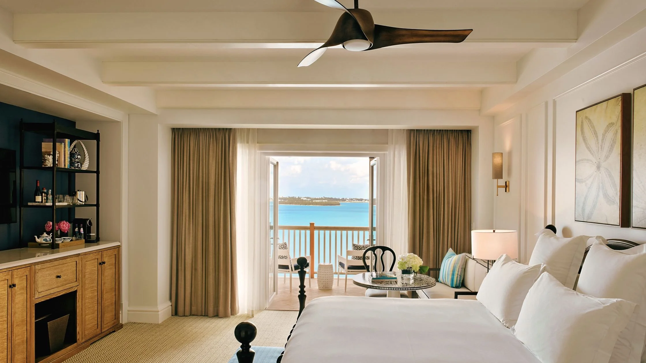 RWBER_Facilities_Room_OceanViewKing_Bedroom_1-81649DA7-DBE9-45CA-BB6F8F0CCF6F7CA8.jpg