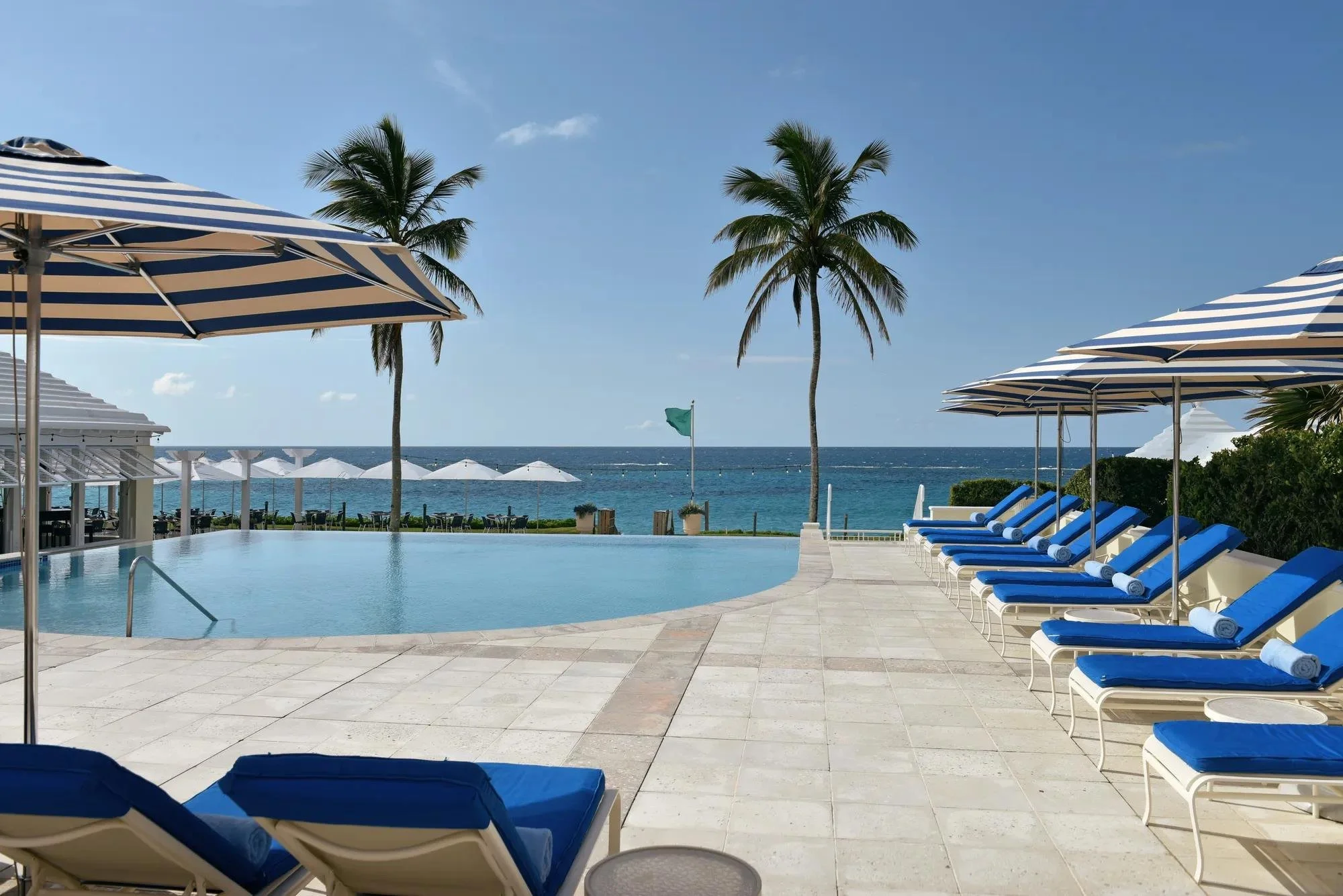 RWBER_3-0_Brand-com_Assets_Facilities_PublicSpaces_Pool_Horizon_1.jpg