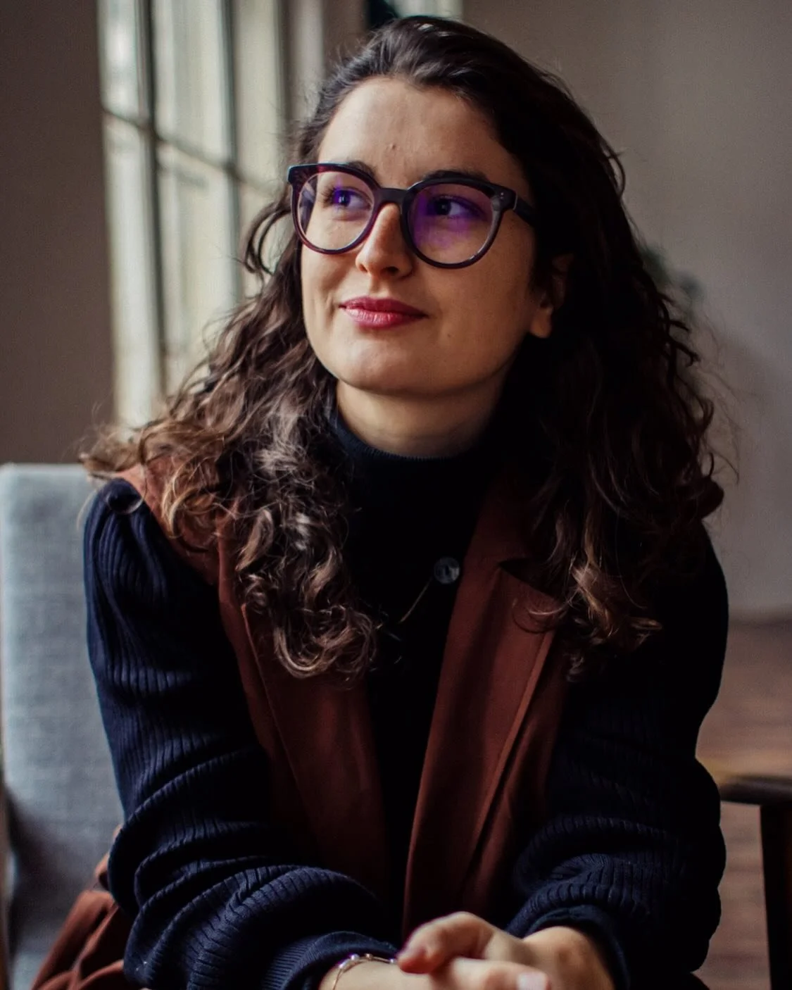 https://www.simoncarlkoeber.com/vannina #bookishfollowtrain #booktok #writingcommunityofinstagram #emergingwriters #writer #poet #portraitphotography #femalepoet #vanninahorbas