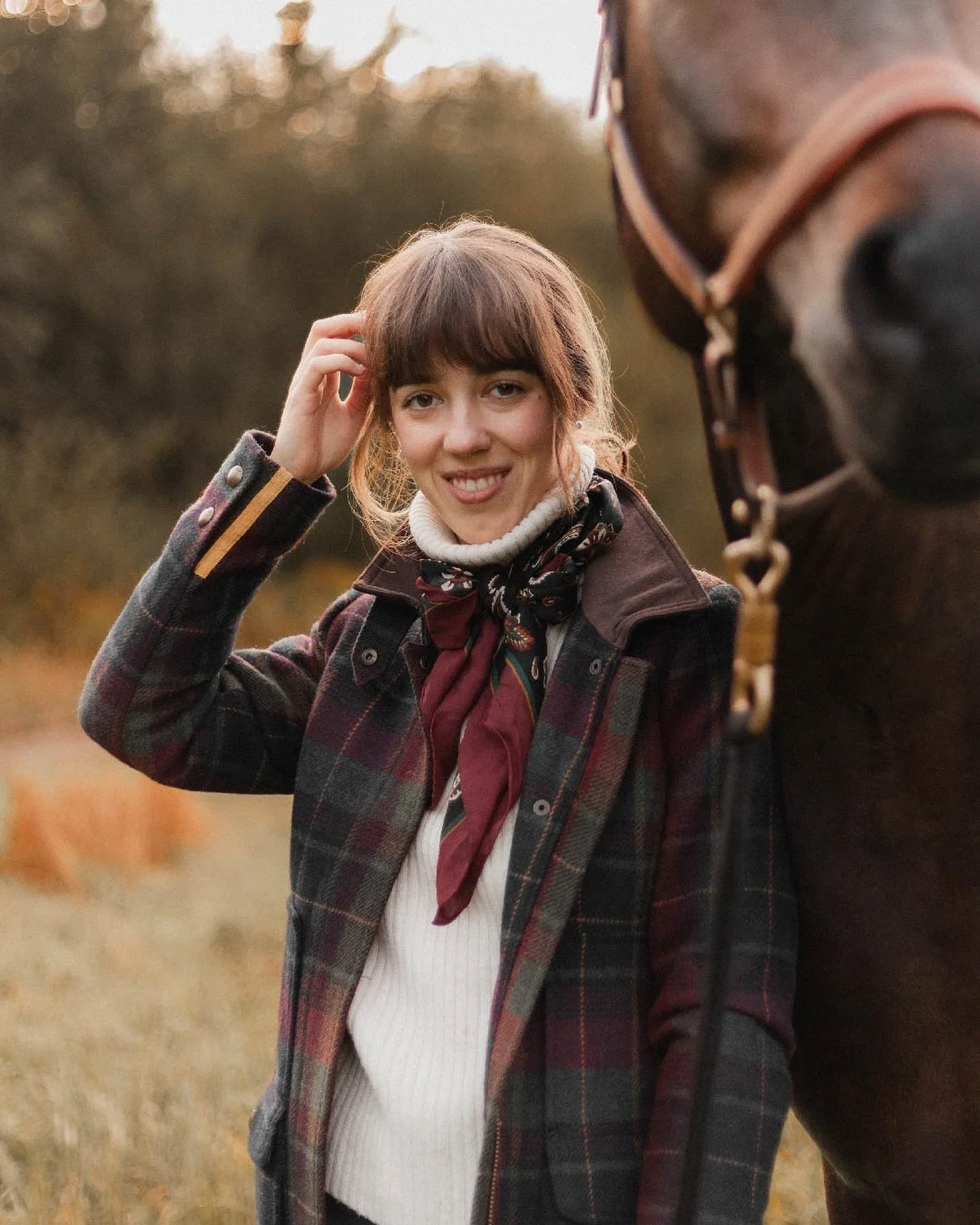 Shooting with Judith &amp; Lukas 🍂📸

Such a special morning atmosphere, with such beautiful photo-models! I love capturing people &amp; animals and their unique connection! 🫶🏼

📌 @reiterbund_wels 
📸 Sophie Gattermair, 2024

#horsephotograpy #ho