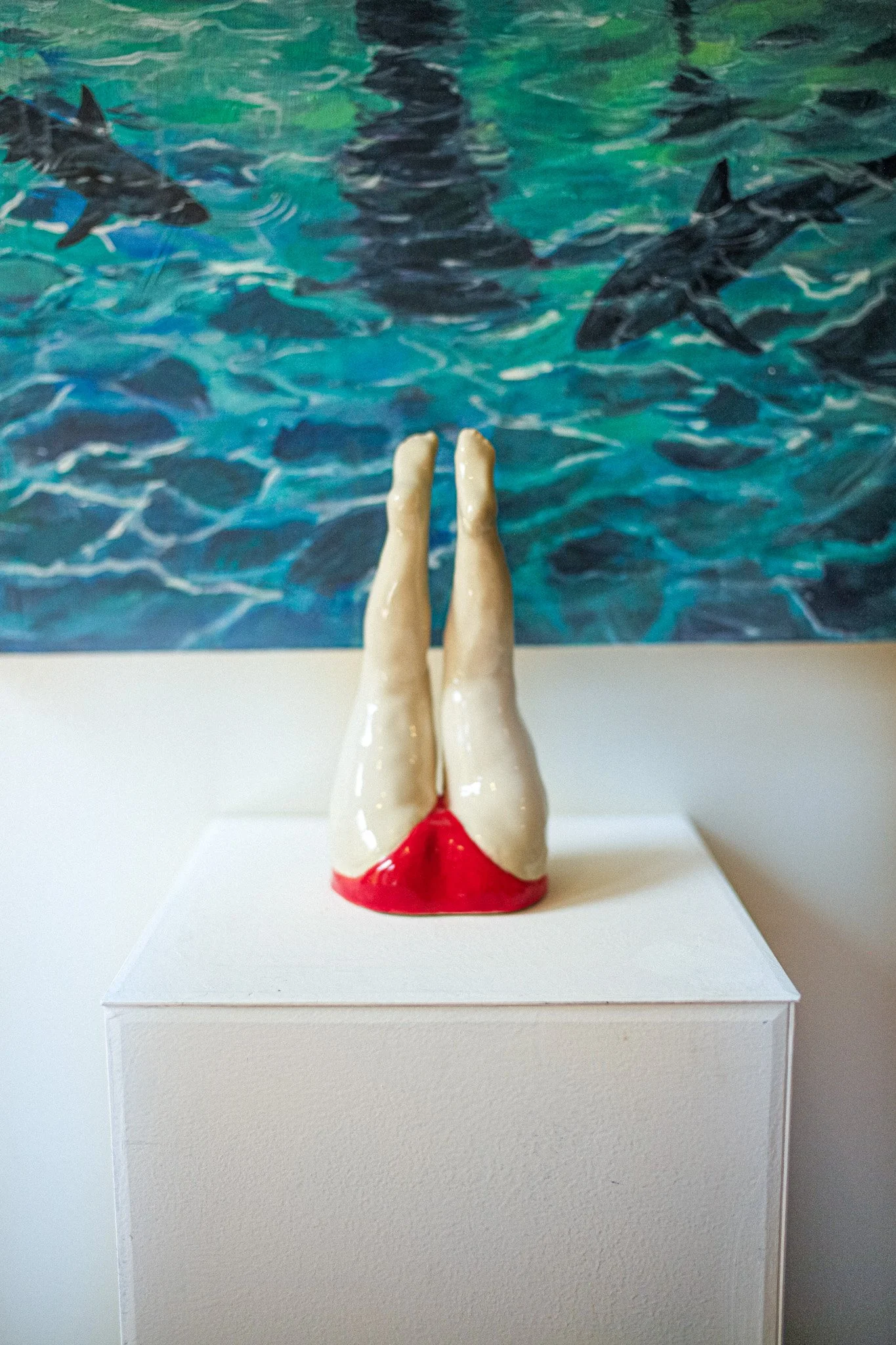 Attention Nageuse | Oil on canvas and glazed ceramic | painting : 91 x 61 cm - 36 x 24 " ; ceramic : 25,5 x 13 x 7,5 cm - 10 x 5 x 3 "
