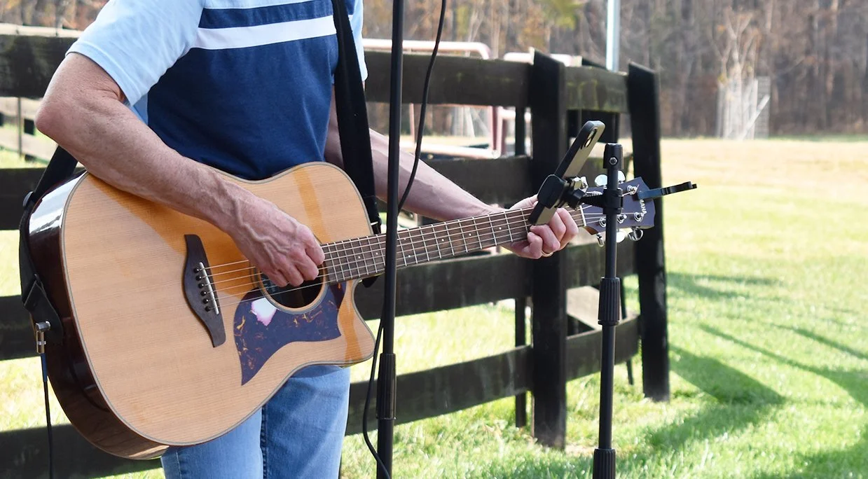 bandit-ridge-winery-patio-with-live-music-and-filled-with-customers-3.jpg