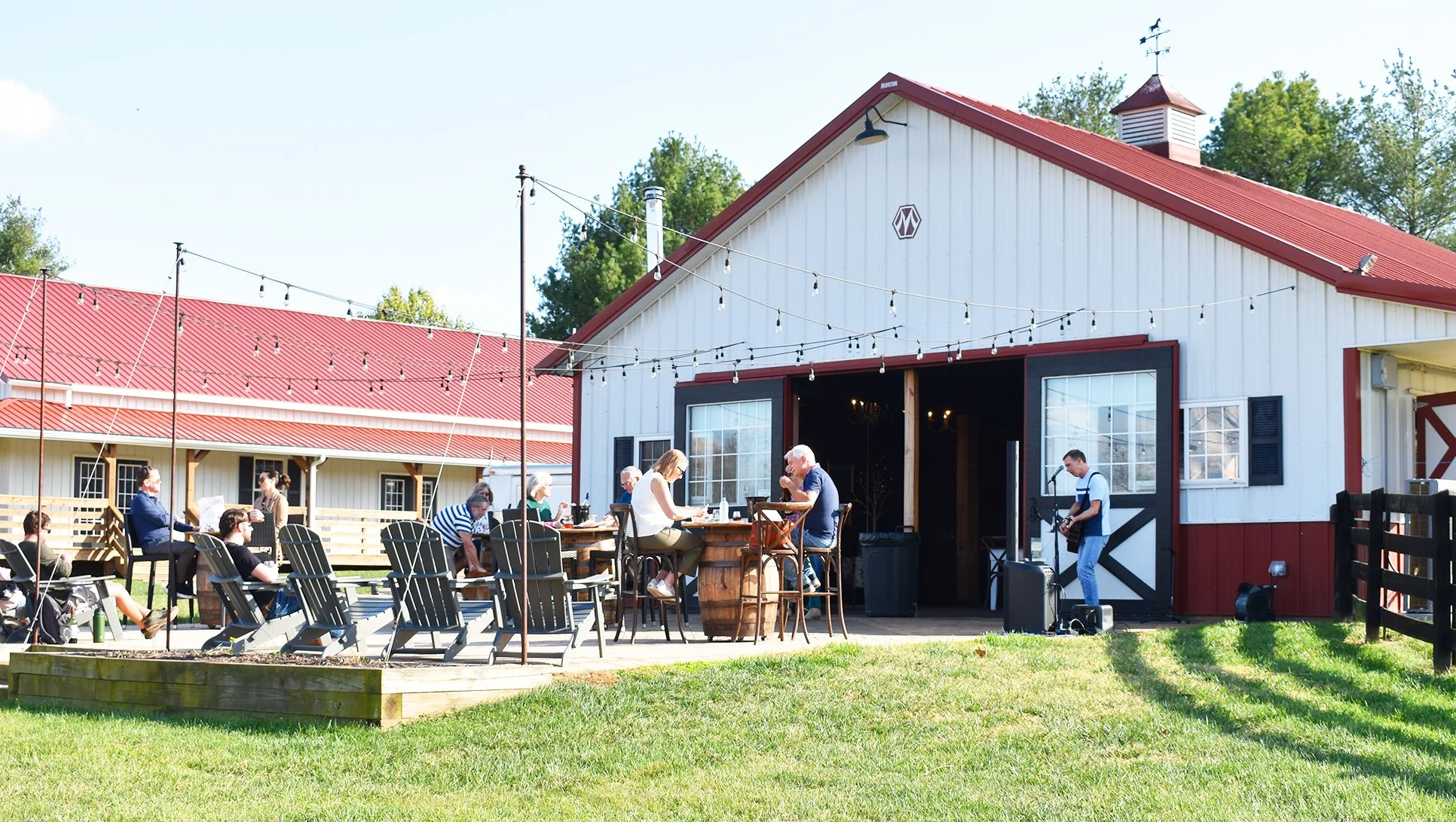 bandit-ridge-winery-patio-with-live-music-and-filled-with-customers-2.jpg
