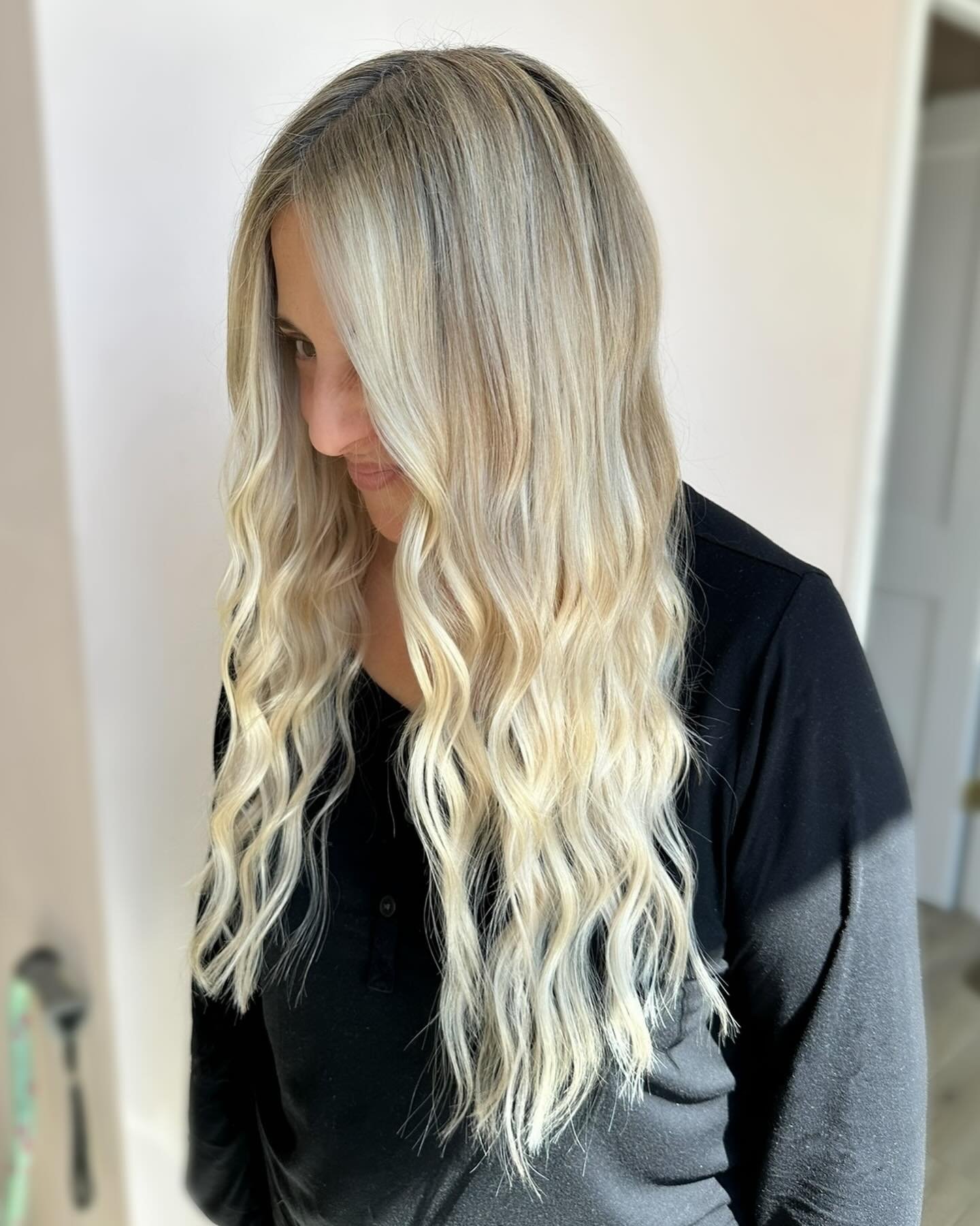 After years of getting extensions with us, this is the BEST her extensions have ever looked. 

Yes, we just said that. Here&rsquo;s why&hellip;

Number 1. She went longer than ever before, so of course 😍
Number 2. We added V-Lights as addition to he