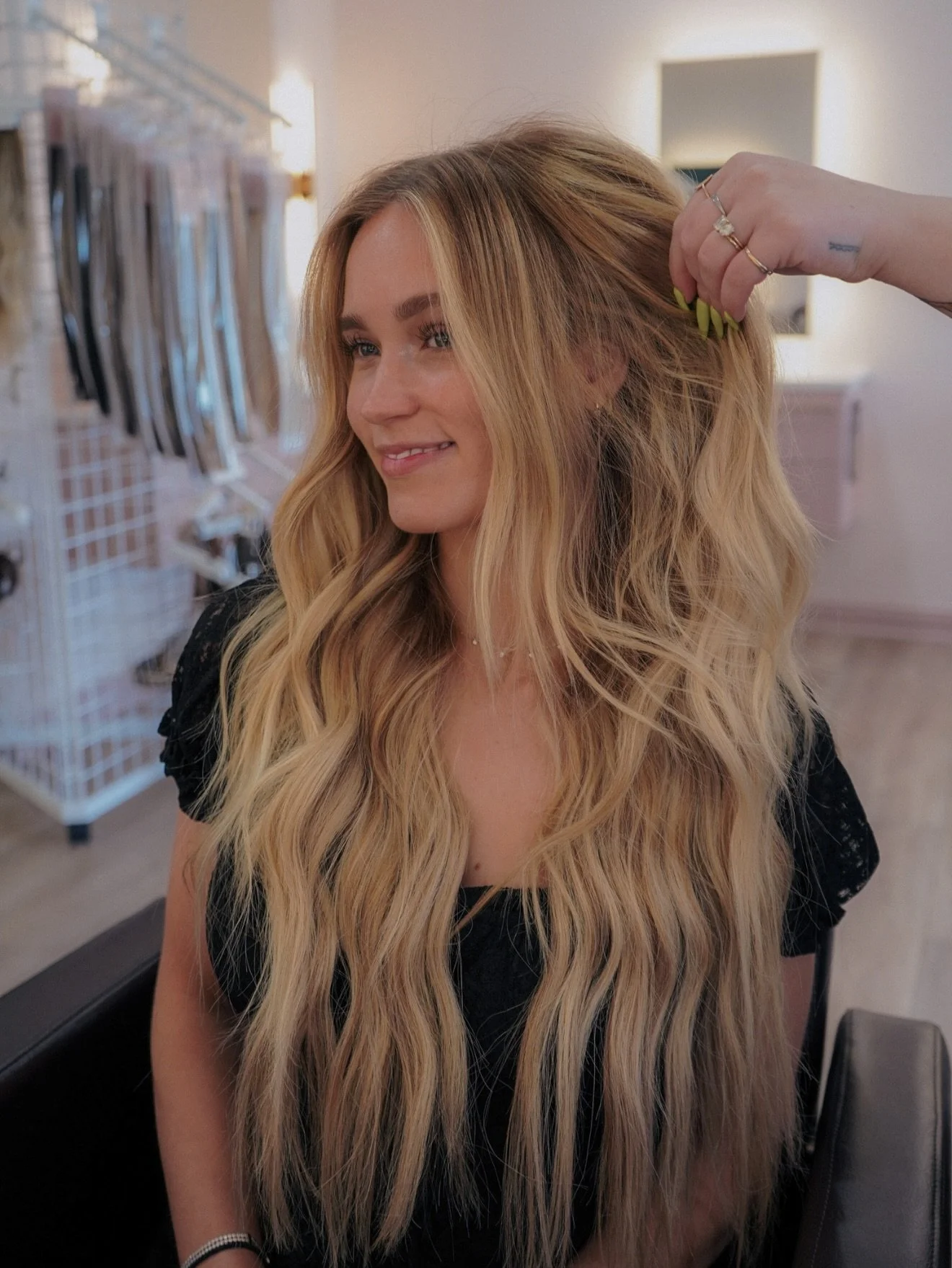 Started in foils. Ended in a full personality upgrade

Fresh blonde, brighter tones, and two rows of hand tied extensions doing what they do best. This is the kind of transformation that makes you forget the processing pic ever existed.

This should 