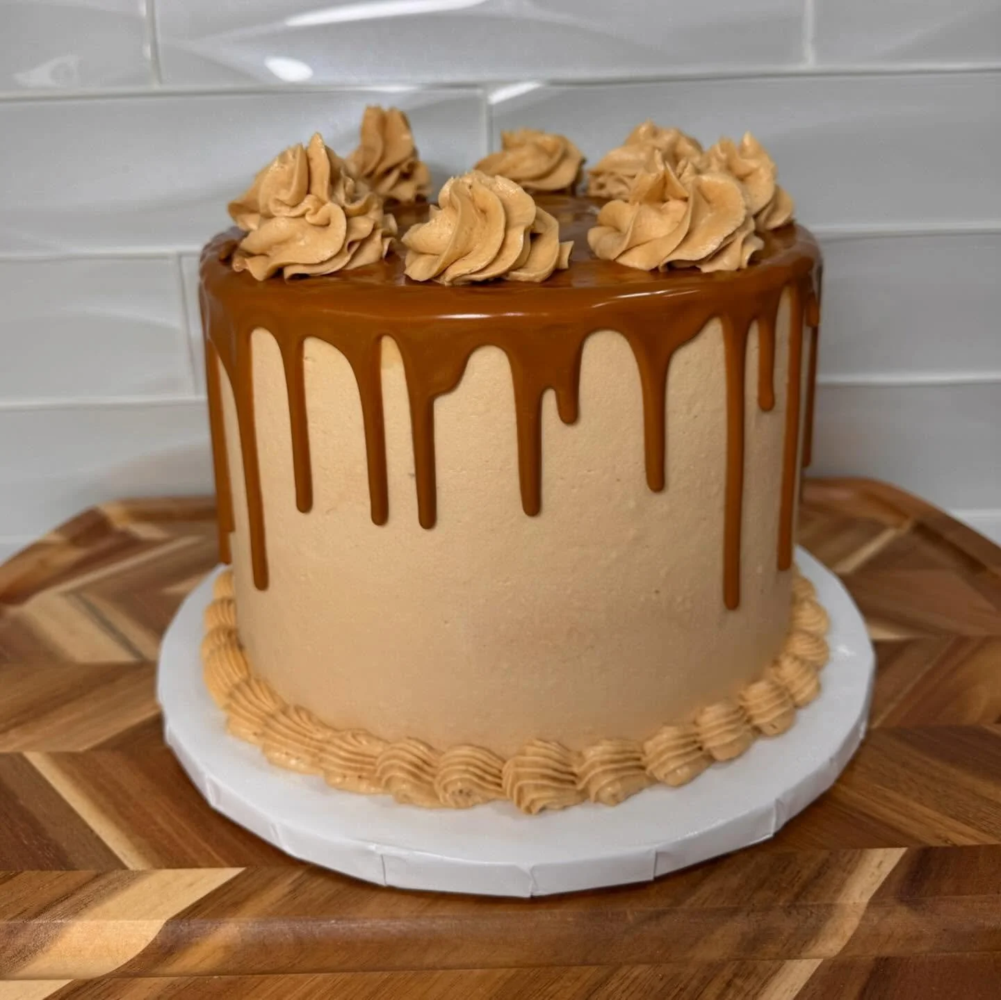 🍂🍁 Thanksgiving order out the door! 🍁🍂 // Cookie Butter Cake, filled with Vanilla Cheesecake Mousse, covered in Cookie Butter Frosting. Decorated with a cookie butter drip and standard swirls! 
.
.
#fortworthbaker #fortworthbakery #fortworthbakin