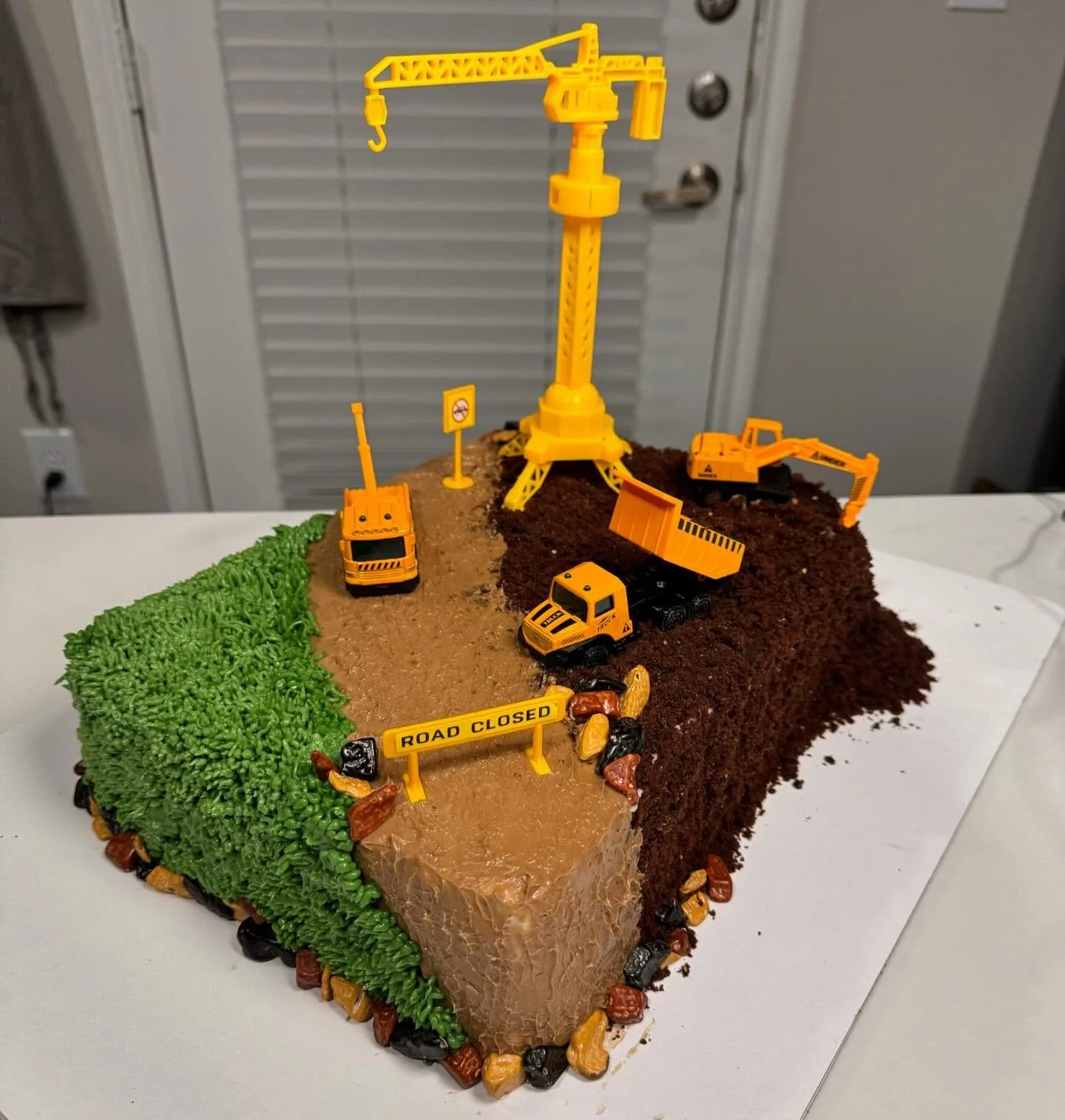 ⚠️ CONSTRUCTION ZONE ⚠️ Vanilla and Chocolate Cake filled with Cookies &amp; Cream Buttercream 
.
.
#fortworthbaker #fortworthbakery #fortworthbaking #fortworthbakeries #fortworthbakedgoods #fortworthdesserts #fortworthcakes #fortworthcakestudio #for
