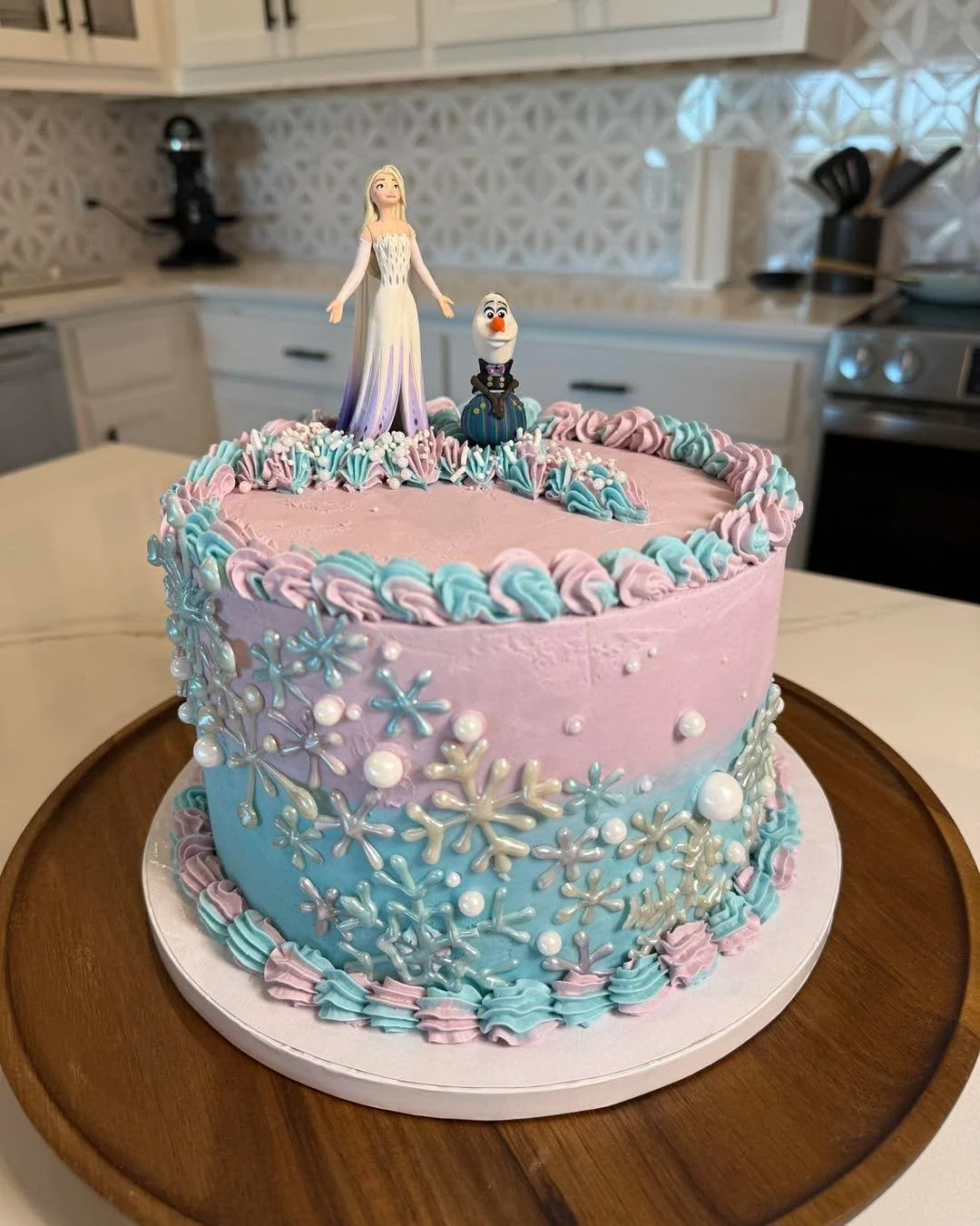 A winter wonderland cake for the sweetest 2 year old this past weekend. I had so much fun making this cake! All the snowflakes were made with white chocolate and brushed with luster dust for the perfect amount of shine. 
.
.
#godleytx #godleytxlocal 