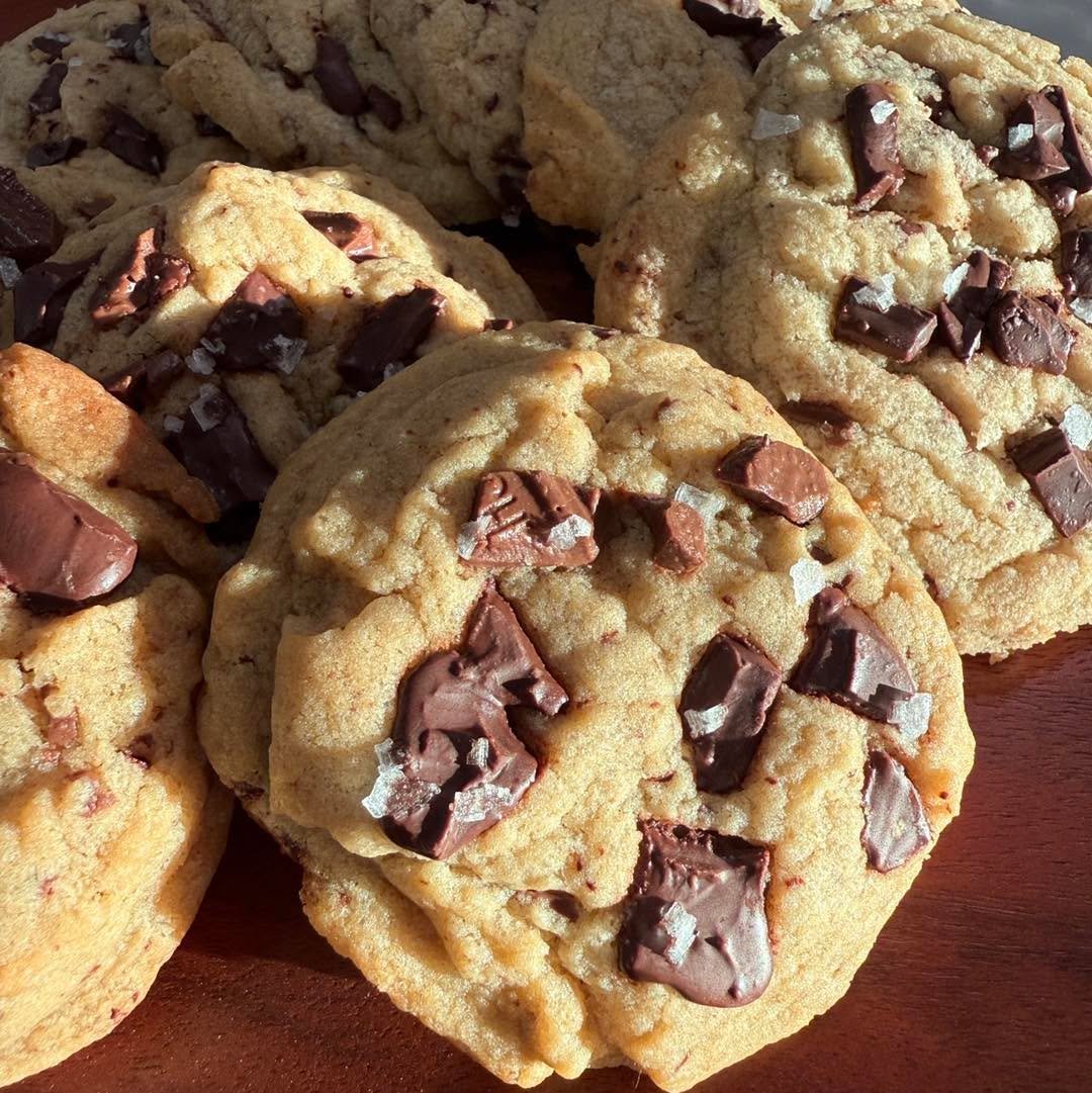 Chocolate Chunk Cookies are such a classic dessert. Ours are made with three different types of chocolate making for a not-too-sweet bite. 

#baking #bakery #shopjohnsoncounty #joshuatx #johnsoncountytx #fortworthcakestudio #godleytxlocal #godleytxba
