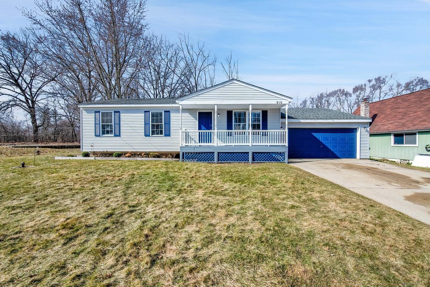 JUST LISTED FOR SALE IN WHITE LAKE ‼️ 

910 Olreana St | White Lake, MI 📍 

2 Bedrooms | 2.5 Bathrooms | 1,176 SF

Finished basement with 3rd Non-conforming bedroom 

Want further details on this home? Comment &ldquo;info&rdquo; and I&rsquo;ll messa