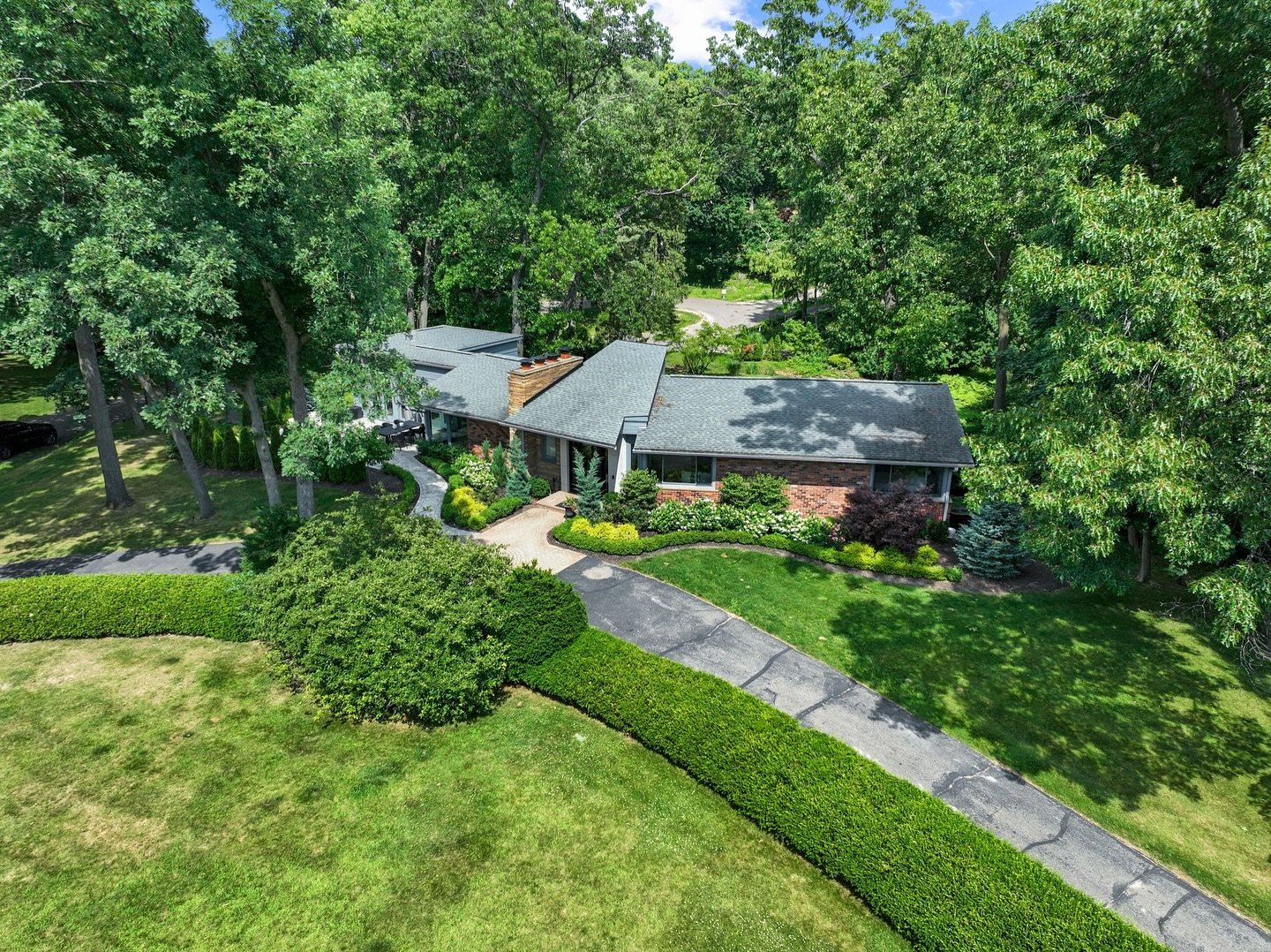 JUST LISTED IN BLOOMFIELD HILLS! 📍 

1930 Hillwood Dr.
Bloomfield Hills, MI 48304

Comment &ldquo;info&rdquo; and I will send you more details! 

Welcome to your dream home, a stunning and contemporary mid-century modern residence with a European fl