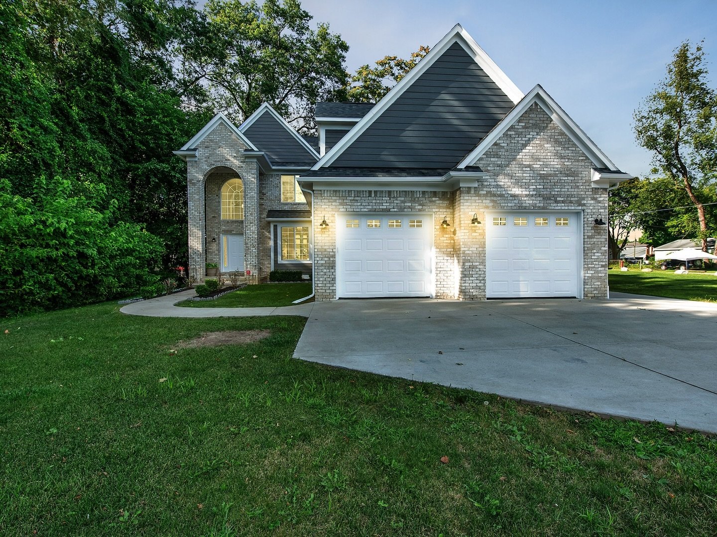 JUST LISTED IN COMMERCE TWP! 📍 

8330 Cooley Lake Rd.
Commerce Twp., MI 48382

Comment &ldquo;info&rdquo; and I will send you more details! 

This custom built in 2018 home features it all! Offering 4 large bedrooms plus an office and formal dining 