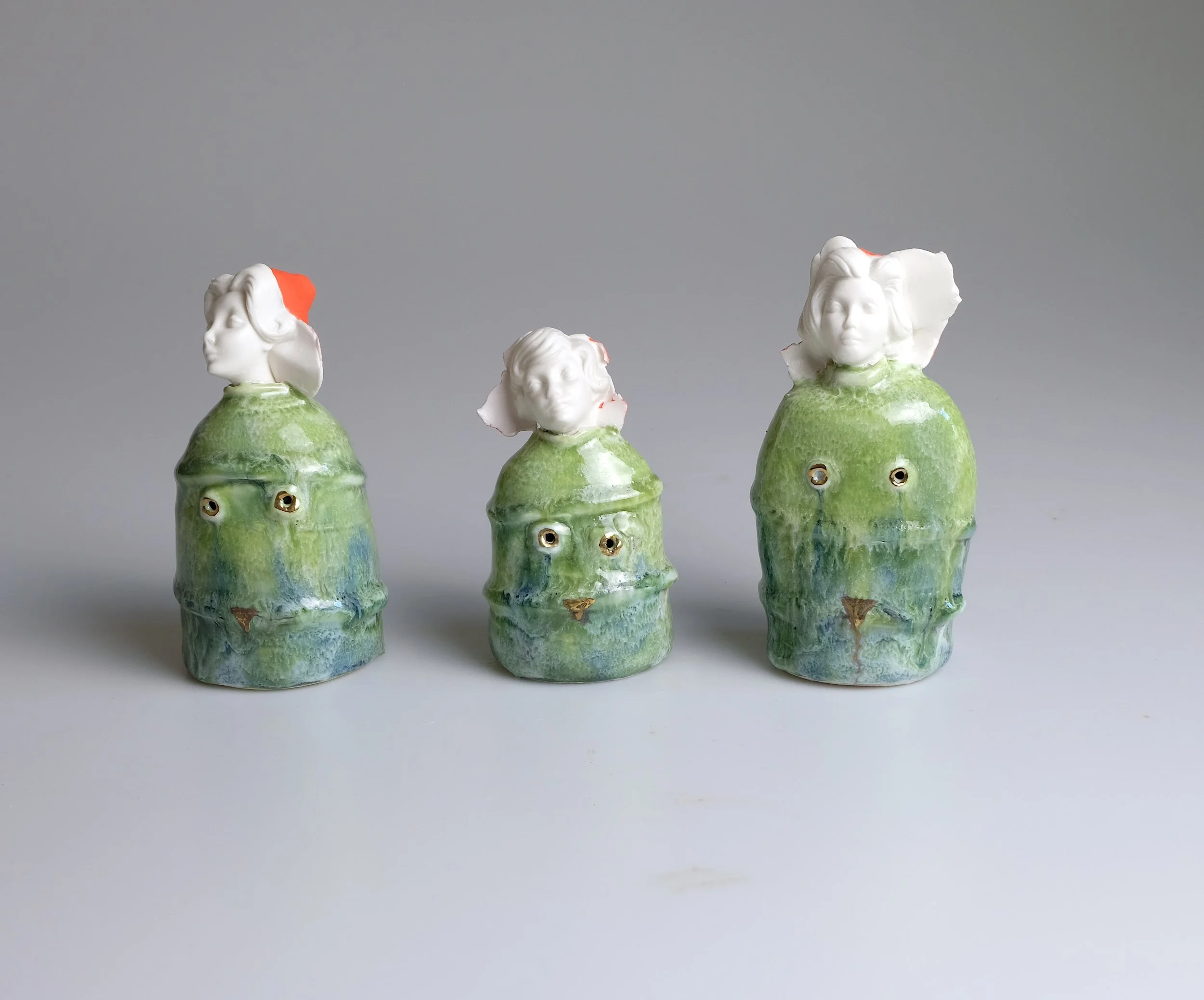 Swaddle.  
Porcelain, stonewar, underglaze, glaze, lustre