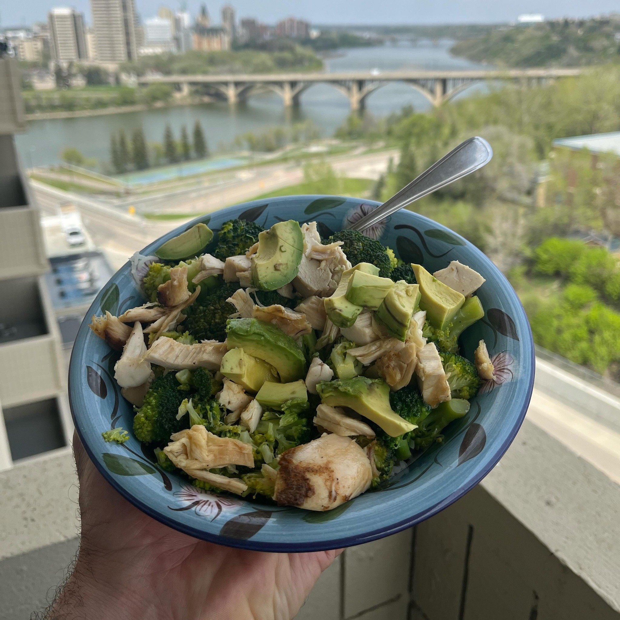 And for lunch; chicken, steamed broccoli and fresh avocado on rice&hellip;with a great view! Prepared by the one and only @jennsharp_ 🤩