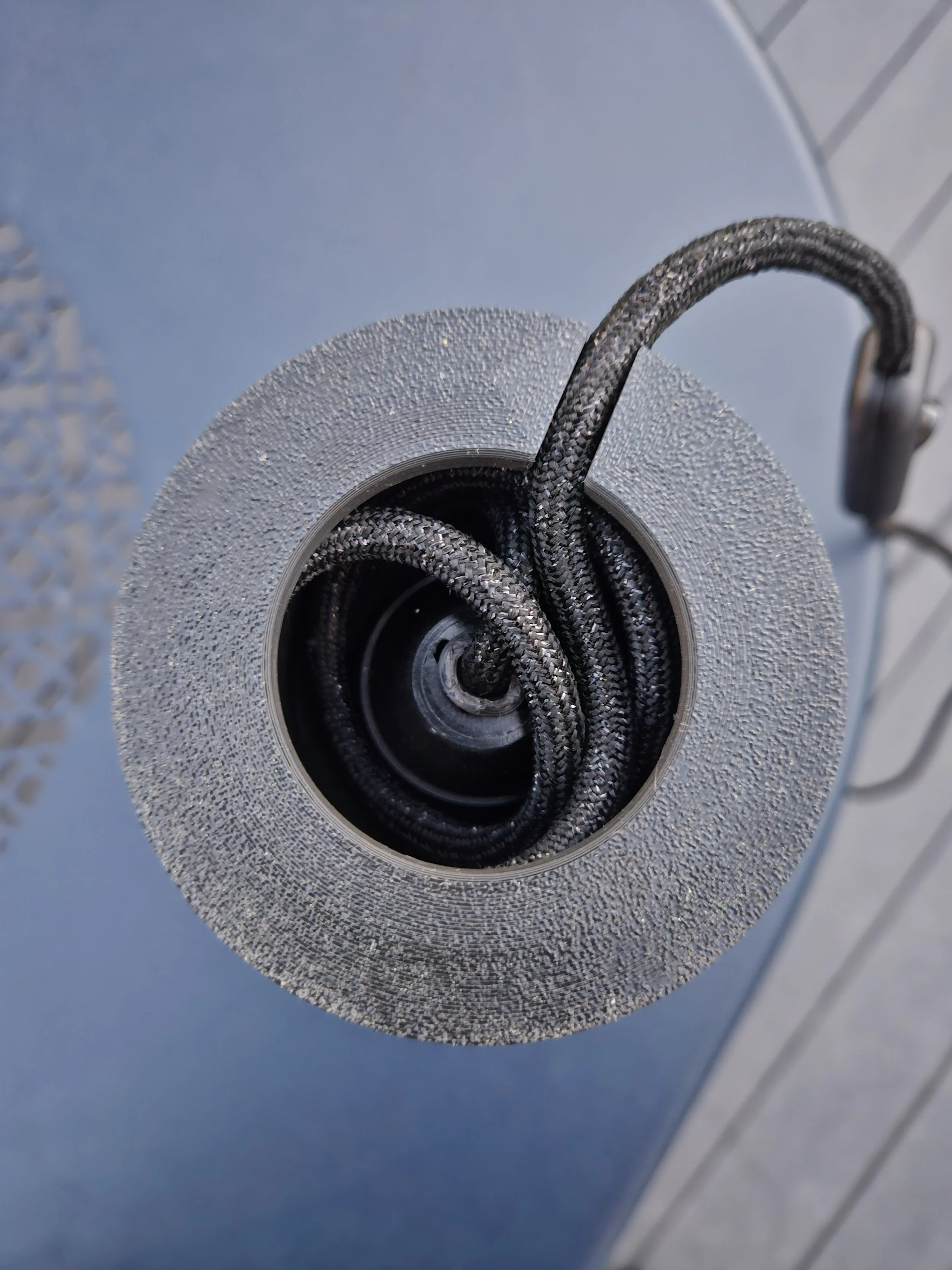 Emplacement dans la base pour modifier la longueur du câble sans outils