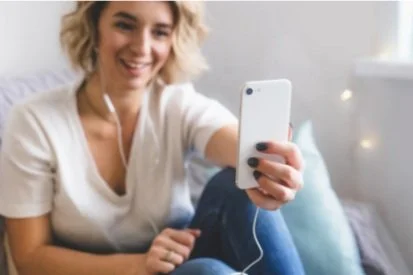 A young women is on a videocall.