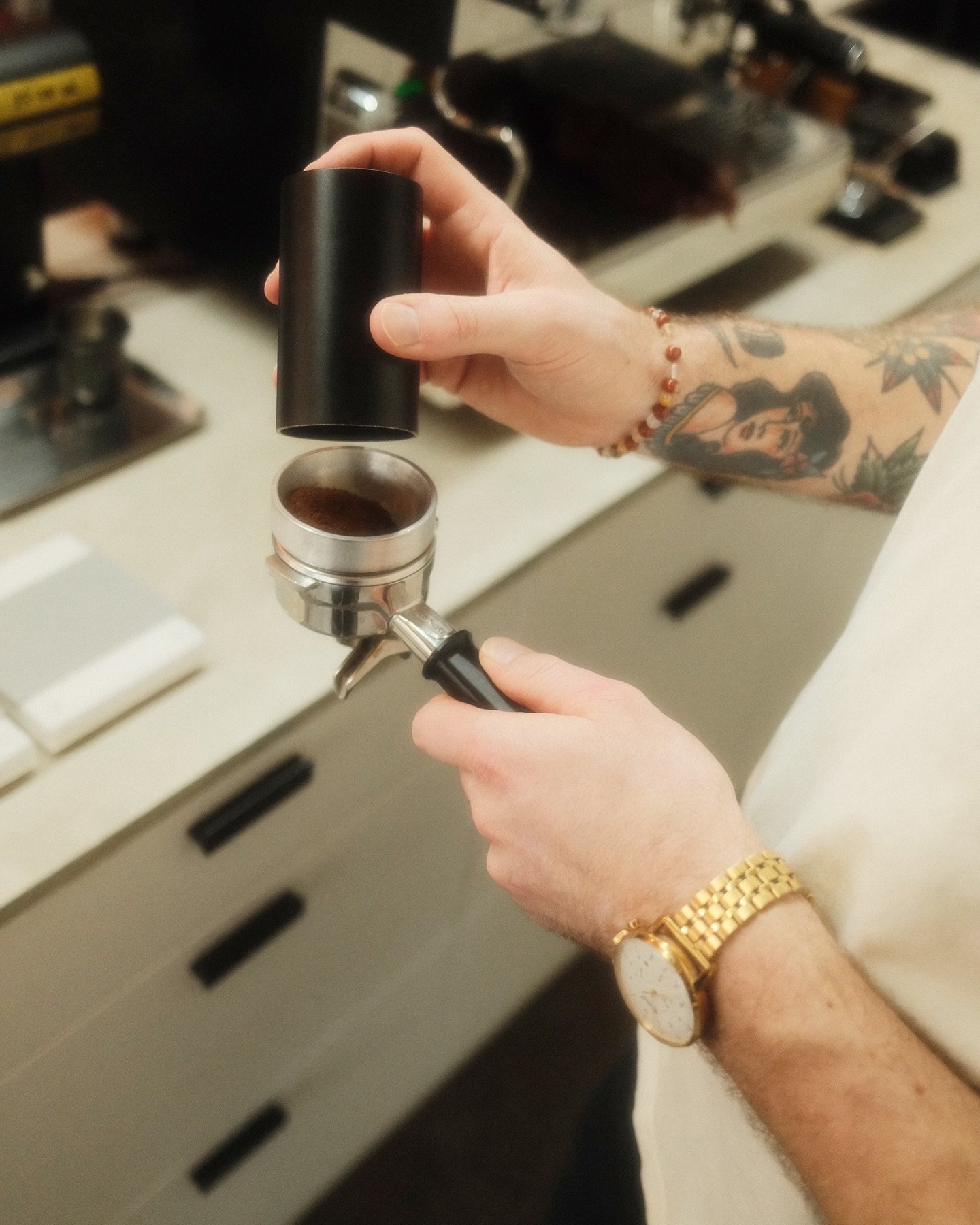 Handgemacht. Kein Standard.

Jede unserer Kaffeesorten wird mit Sorgfalt ausgew&auml;hlt &ndash; direkt, fair und voller Charakter.
Bei uns wird jeder Kaffee frisch und von Hand nach deiner Bestellung zubereitet &ndash; kein Knopfdruck, kein Kompromi