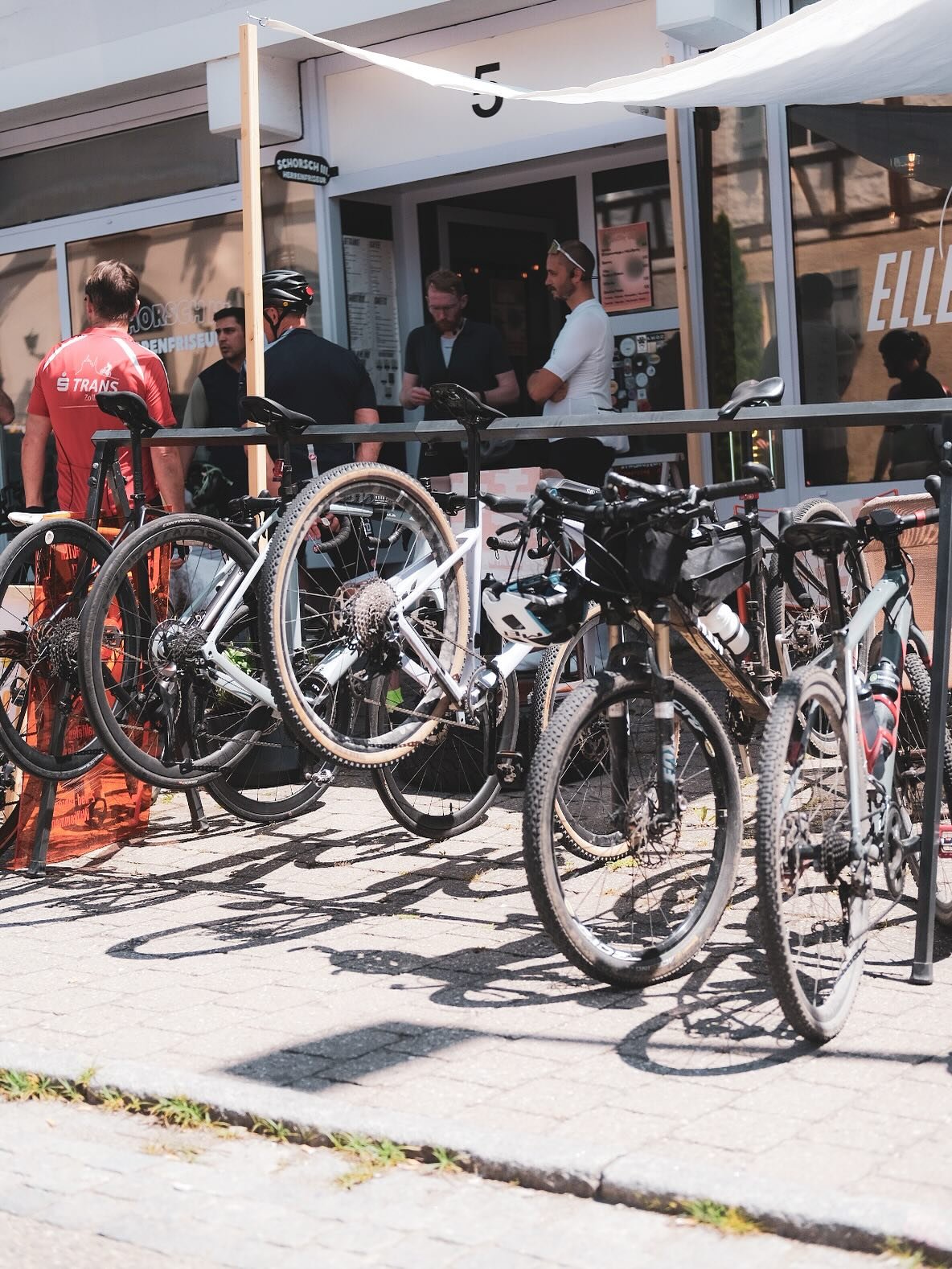 Elle + Speiche x @nuffna.de machen Giro.
Schon wieder mehr als ne Woche her, kommen bei dem Wetter heute direkt wieder Italien Vibes auf! Danke an @derpatch f&uuml;rs Guiden vom Social Ride und an alle die dabei waren f&uuml;r ne kleine Runde Dolce V