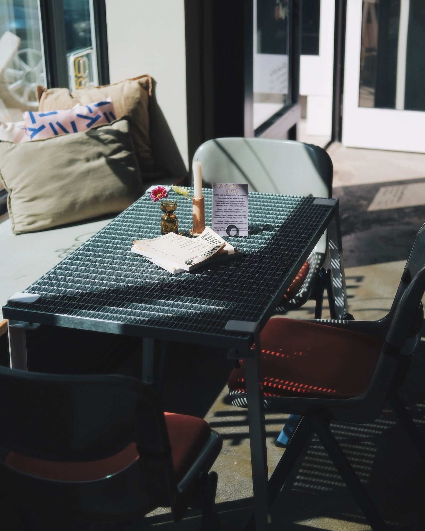 Ob drinnen oder drau&szlig;en, wir haben immer ein sonniges Pl&auml;tzchen f&uuml;r euch ☀️⛱️

#sunsout #cafe #empfingen #elleundspeiche